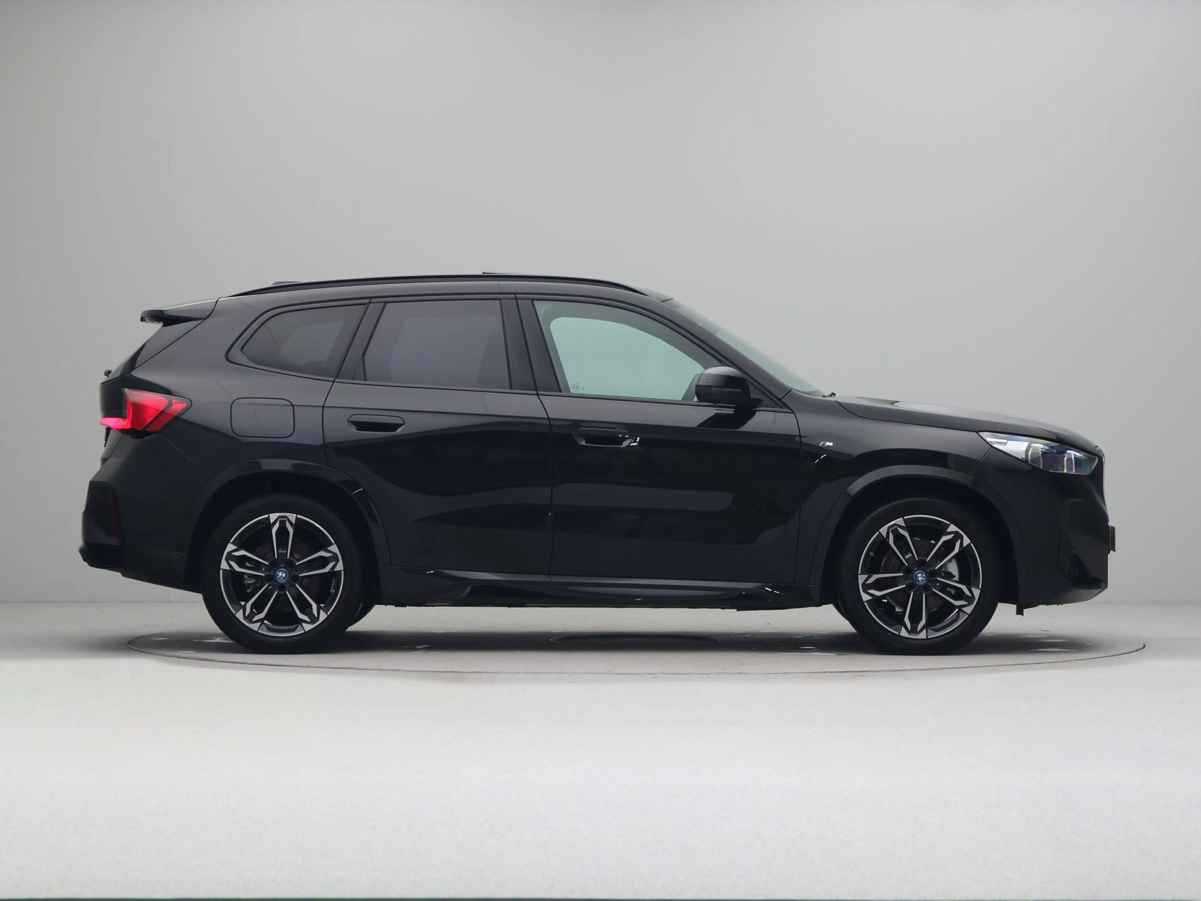 BMW iX1 eDrive20 M Sport Edition — photo 7