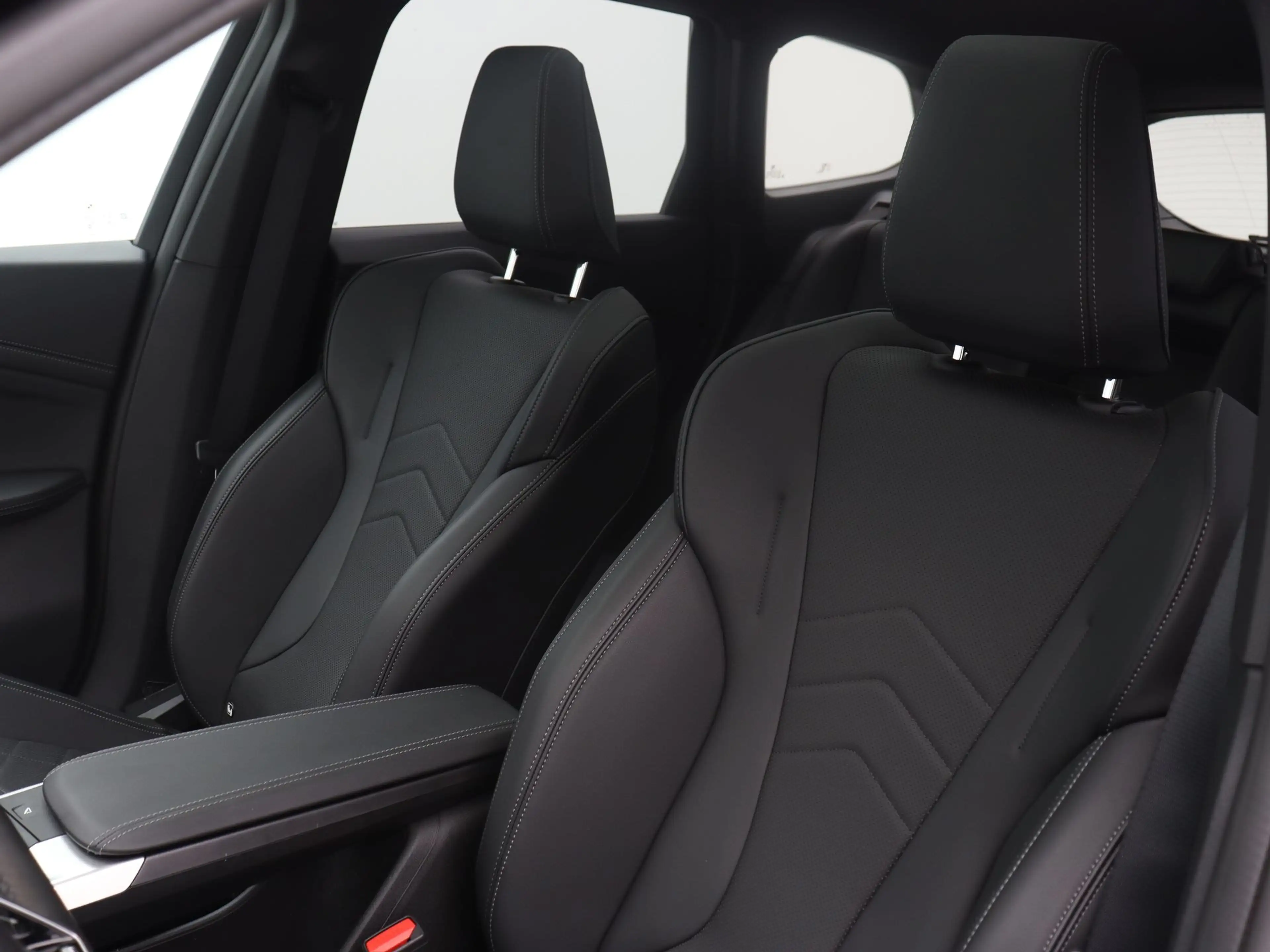 BMW iX1 eDrive20 M Sport Edition — photo 4
