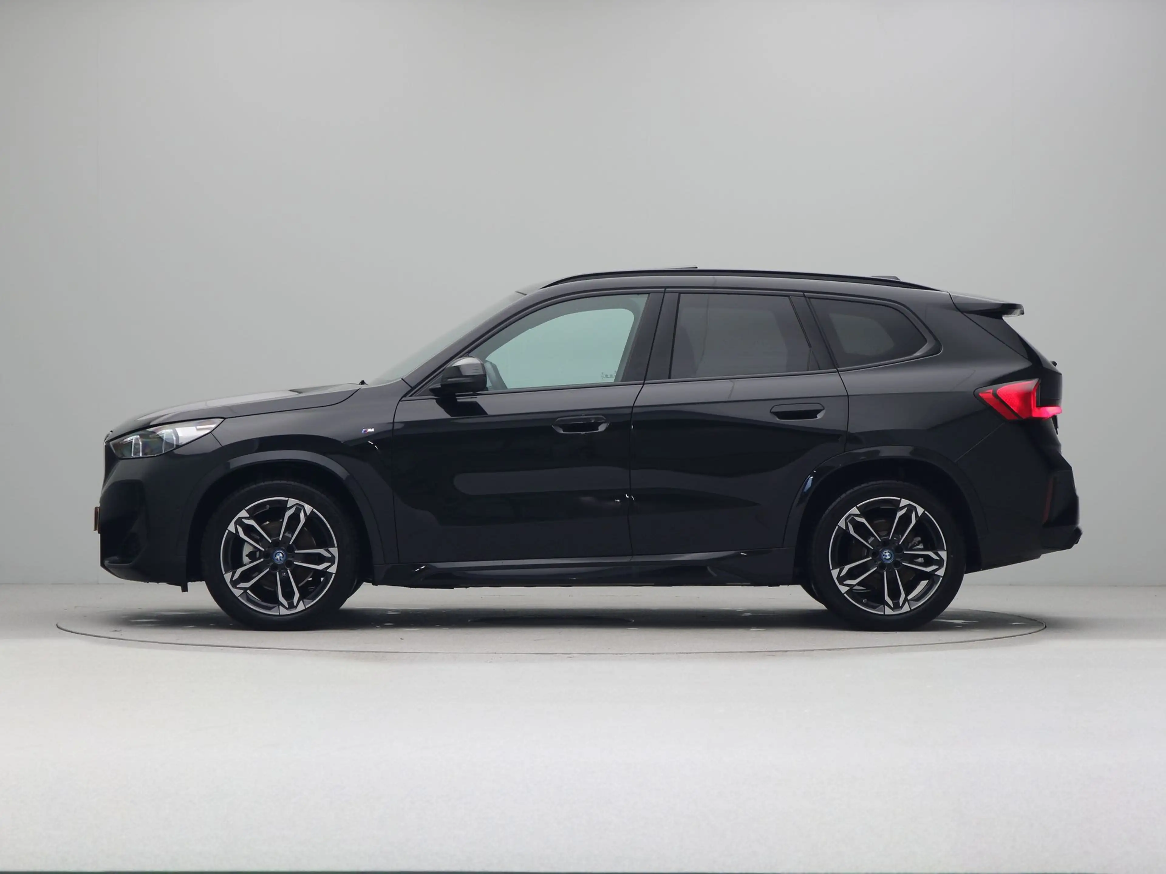 BMW iX1 eDrive20 M Sport Edition — photo 11