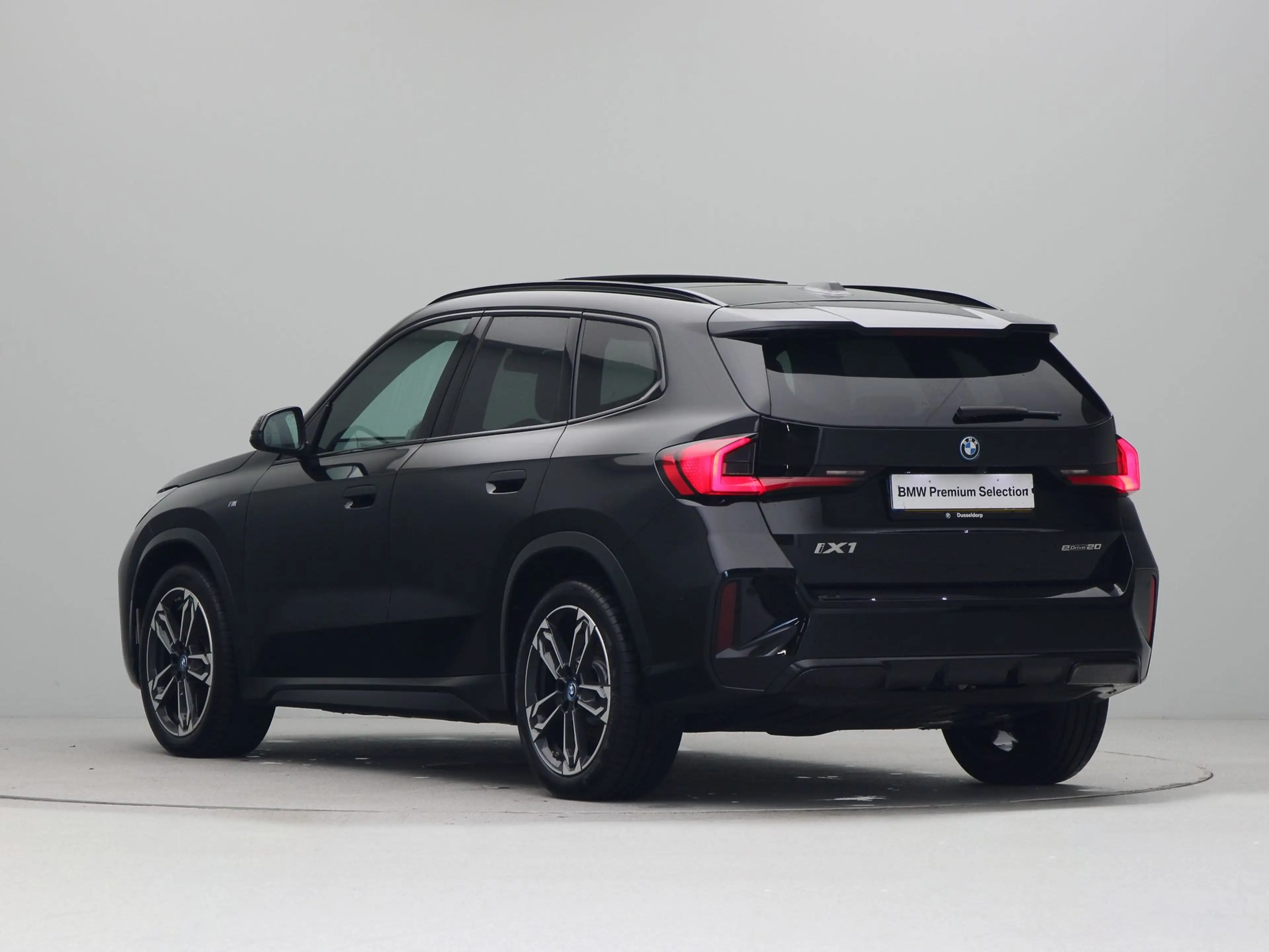 BMW iX1 eDrive20 M Sport Edition — photo 10