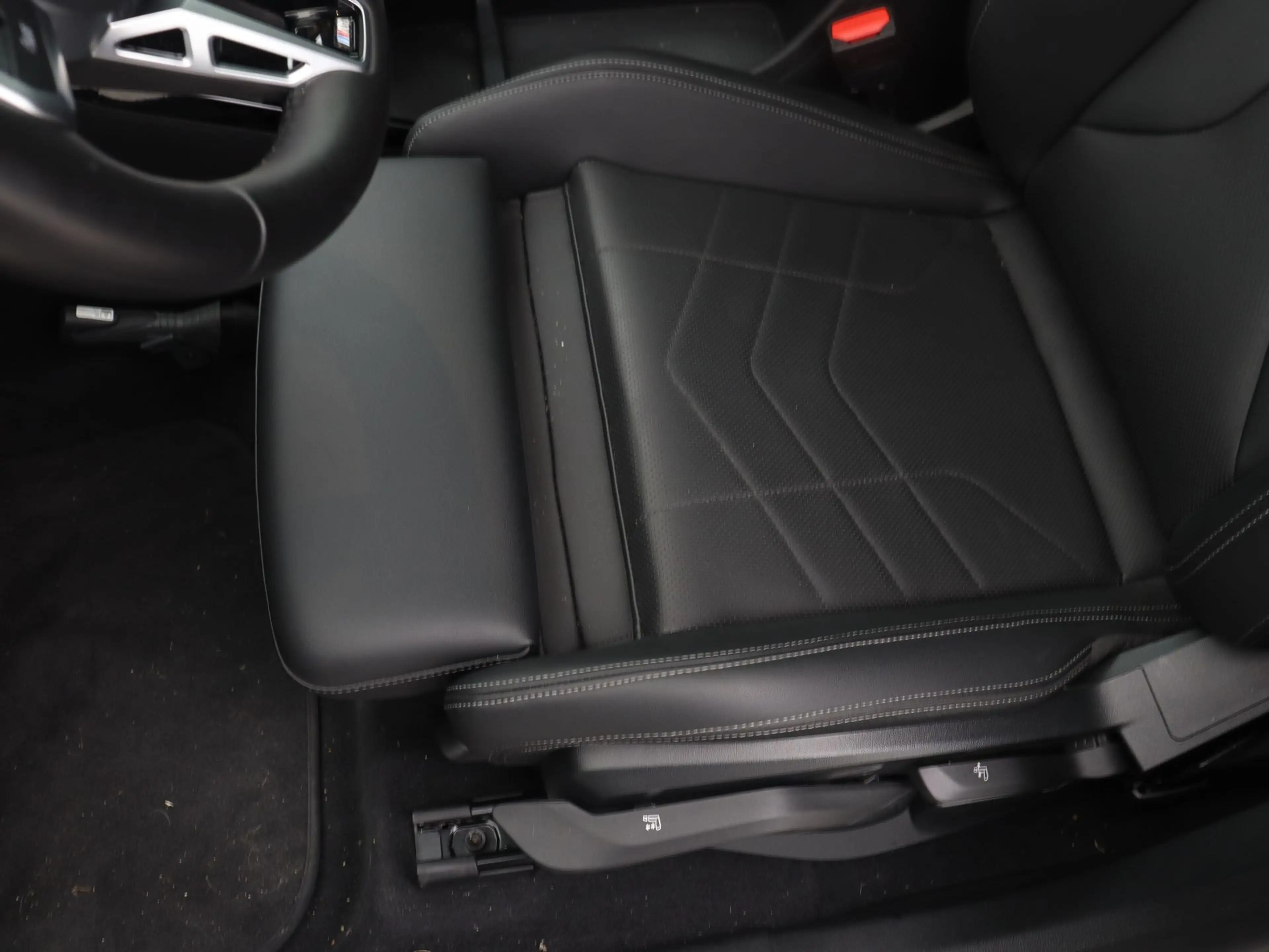 BMW iX1 eDrive20 M Sport Edition — photo 14