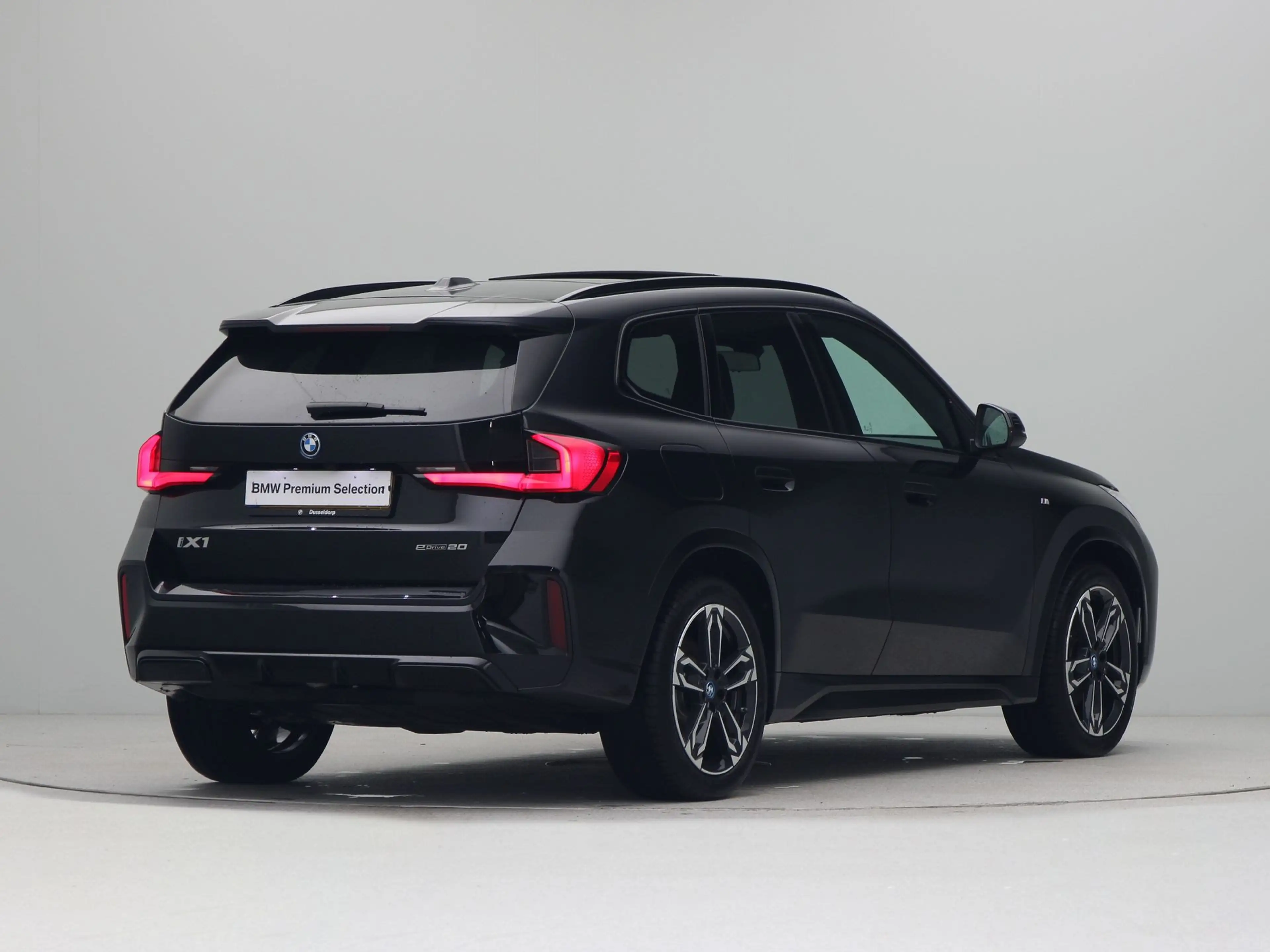 BMW iX1 eDrive20 M Sport Edition — photo 8