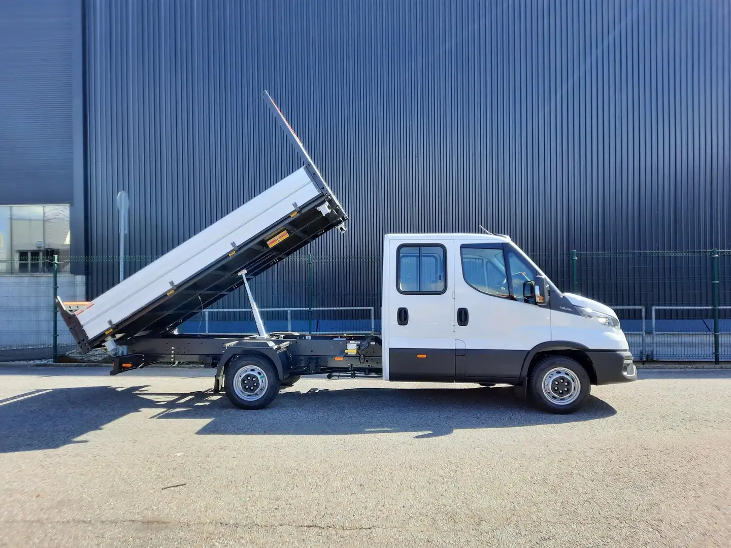 Iveco Daily DOKA Kipper mit 7-Sitzplätze €42.900,- NETTO Weiß - 2