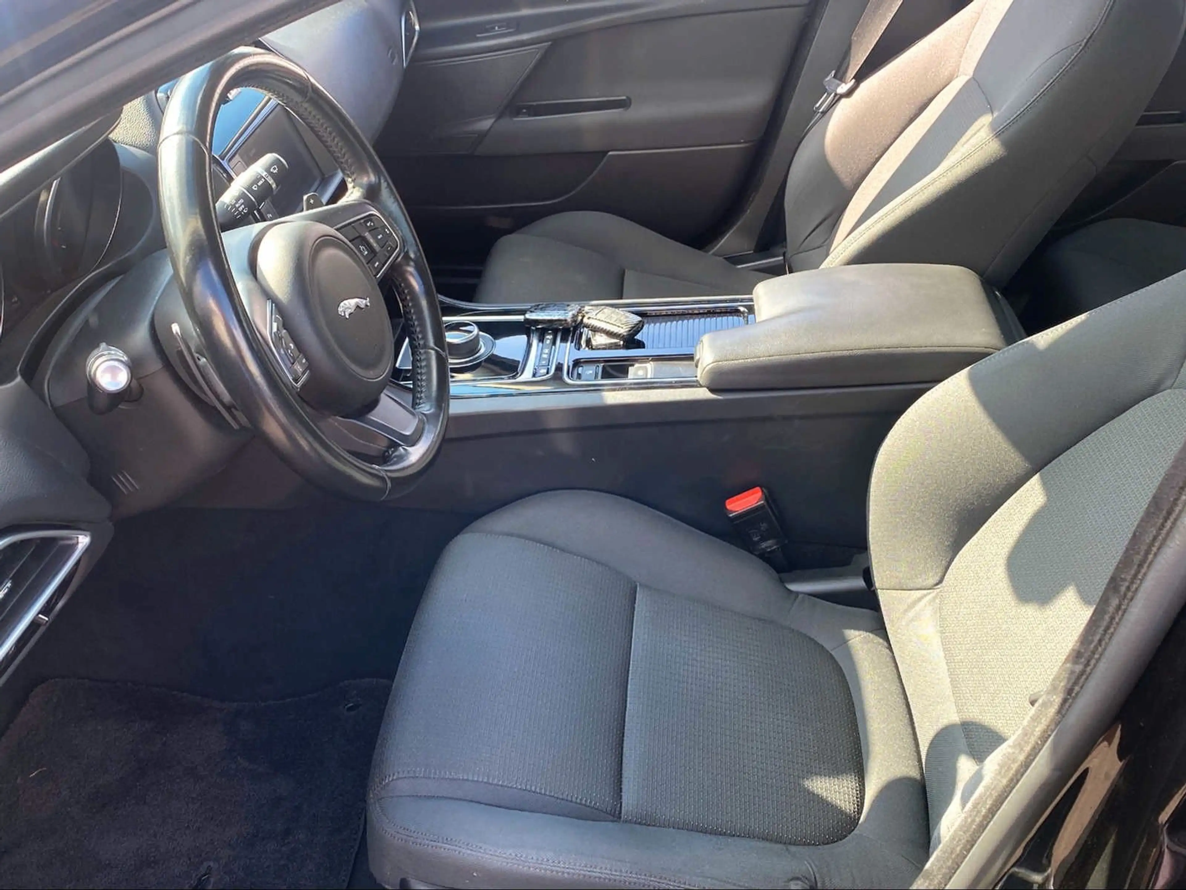 Jaguar XE Pure 2.0 132.0kW 8-Gang Automatik — photo 10
