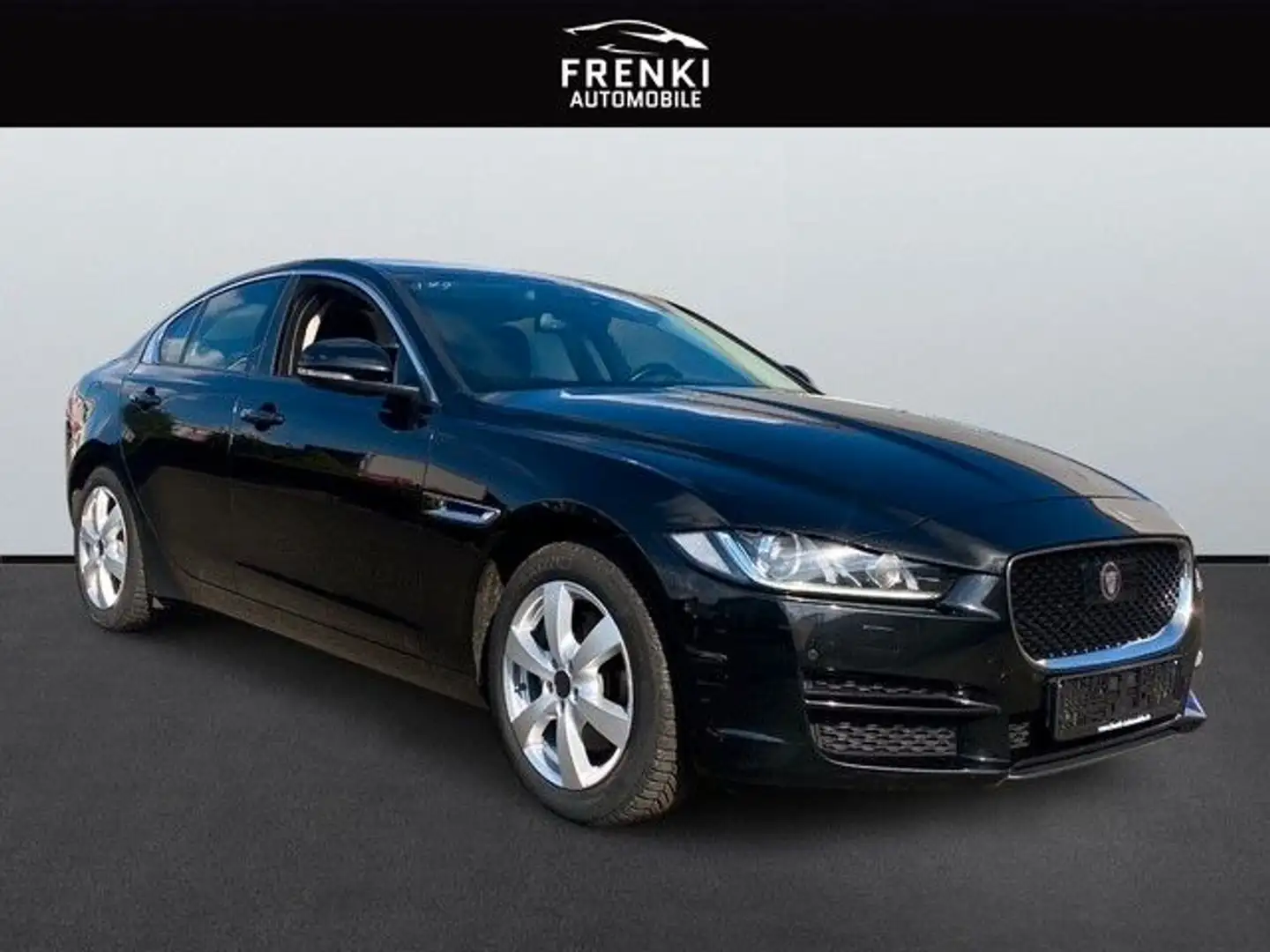 Jaguar XE Pure  2.0 132.0kW 8-Gang Automatik Schwarz - 1