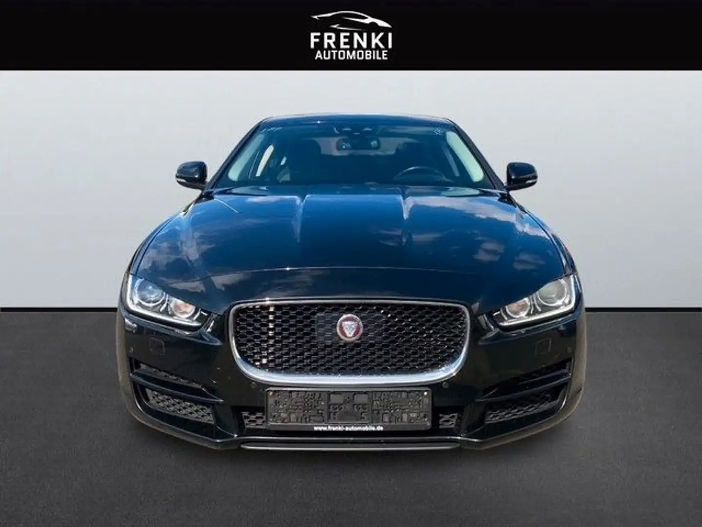 Jaguar XE Pure  2.0 132.0kW 8-Gang Automatik Schwarz - 2