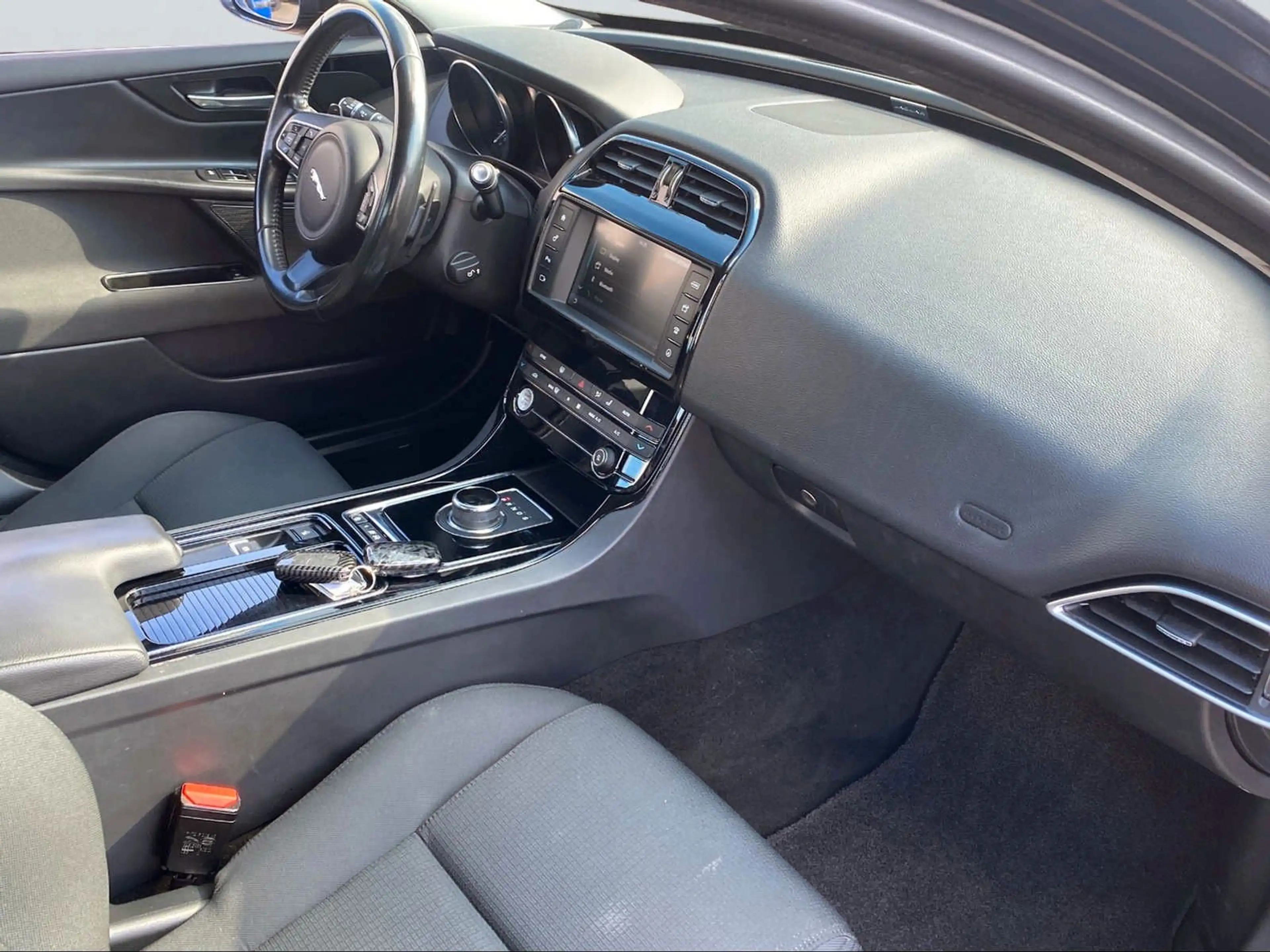 Jaguar XE Pure 2.0 132.0kW 8-Gang Automatik — photo 9