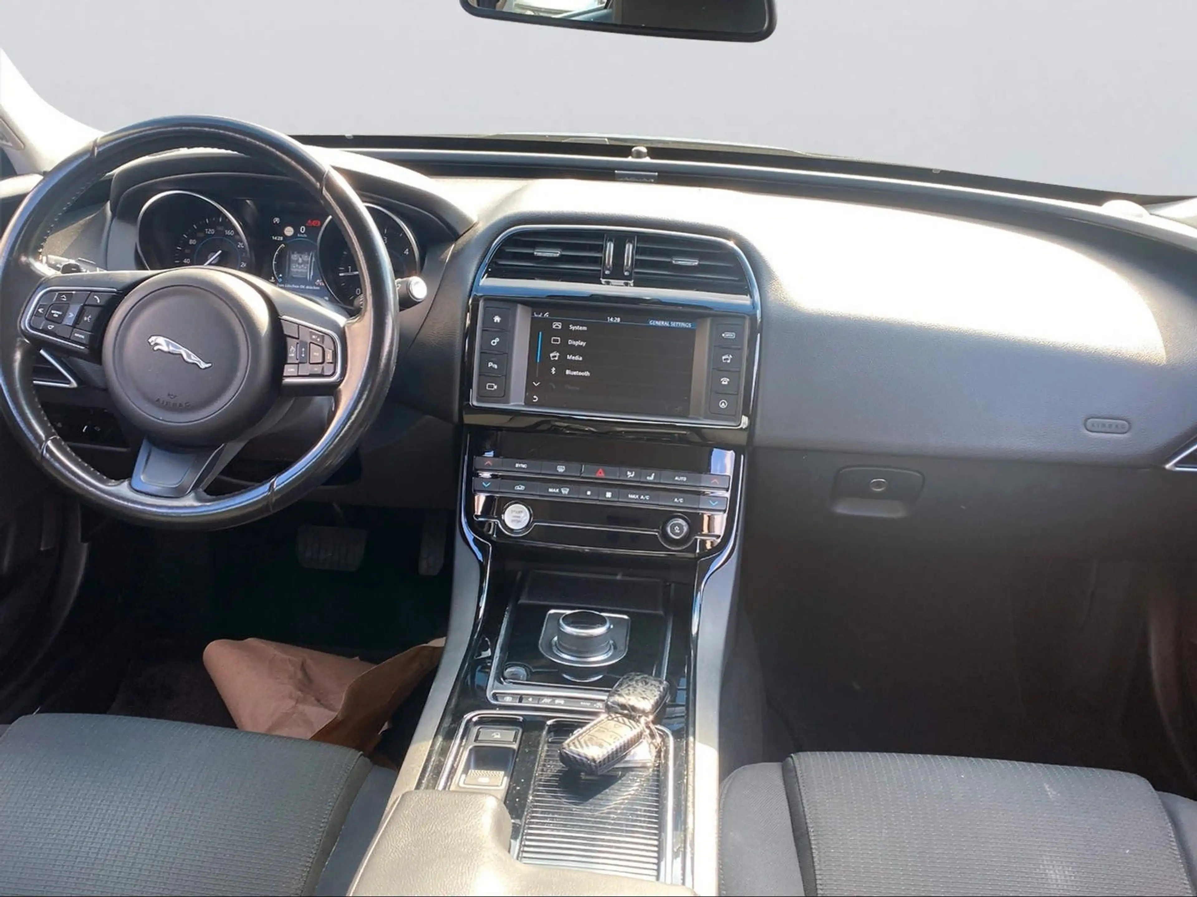 Jaguar XE Pure 2.0 132.0kW 8-Gang Automatik — photo 11