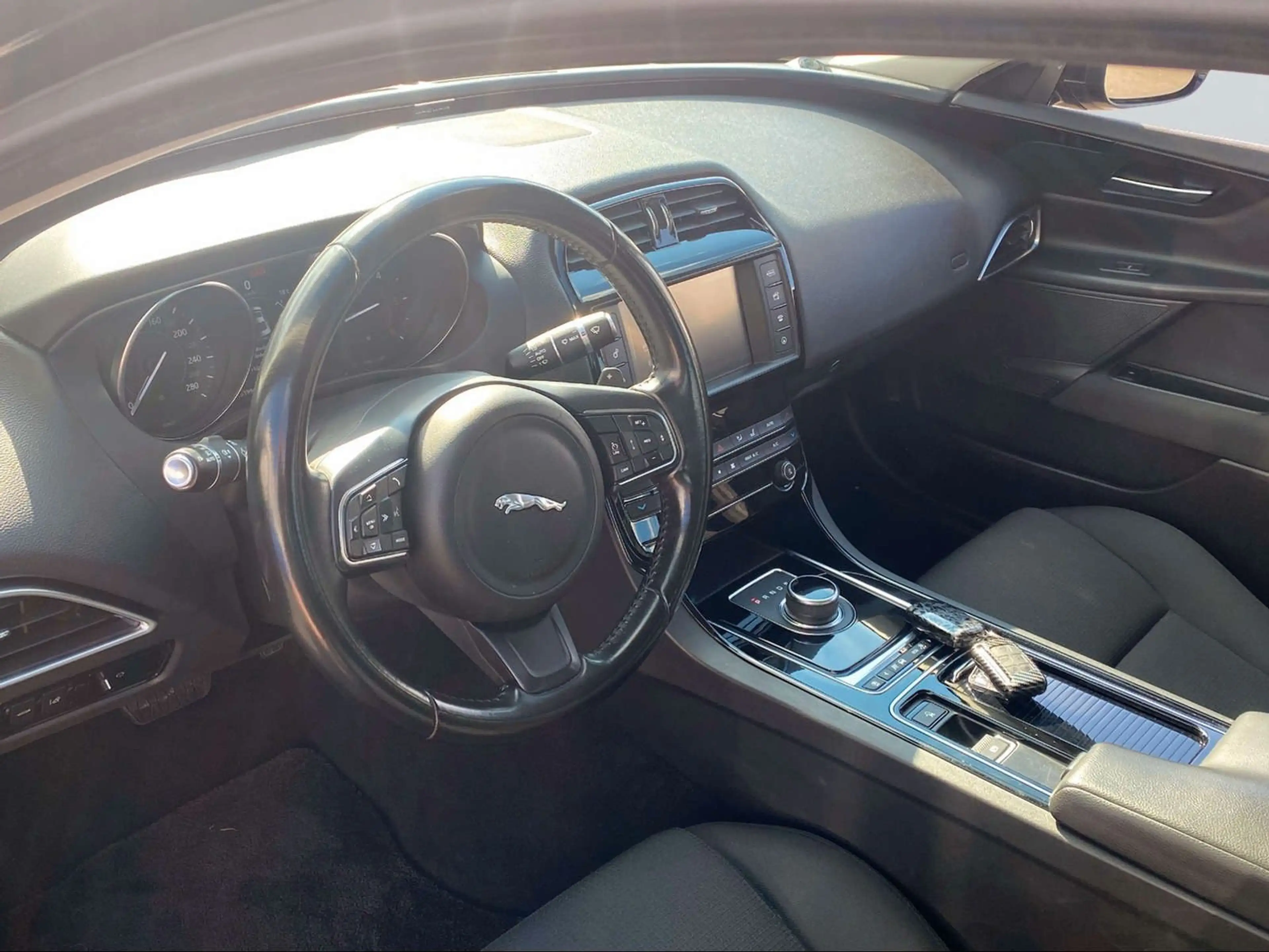 Jaguar XE Pure 2.0 132.0kW 8-Gang Automatik — photo 12