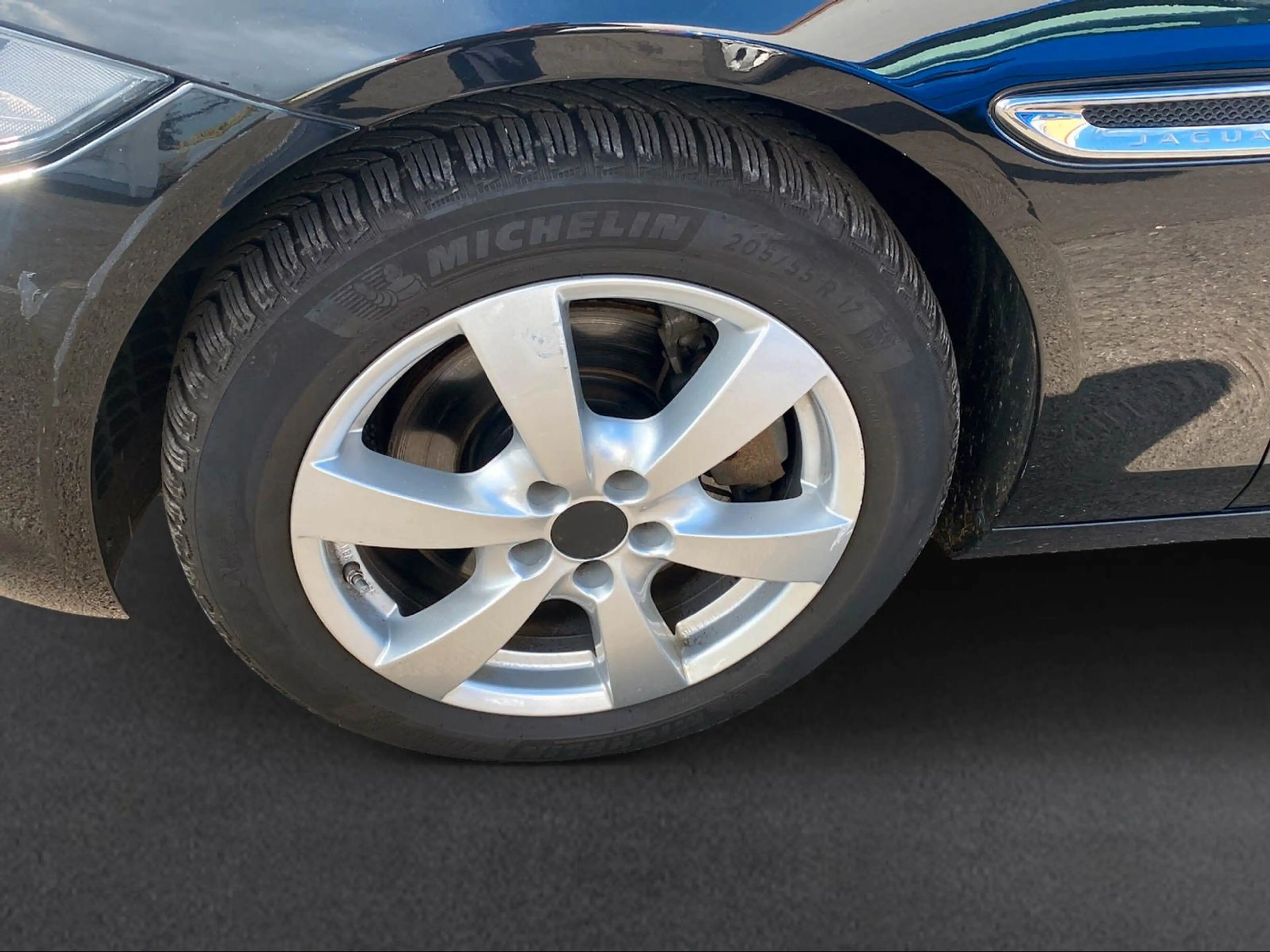 Jaguar XE Pure 2.0 132.0kW 8-Gang Automatik — photo 8