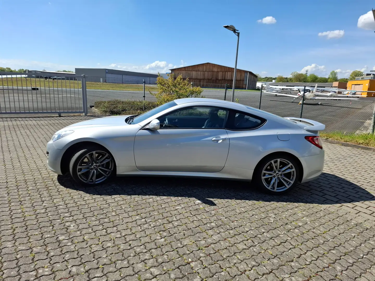 Hyundai Genesis Coupe Genesis Coupe 3.8 V6 Automatik Silber - 2