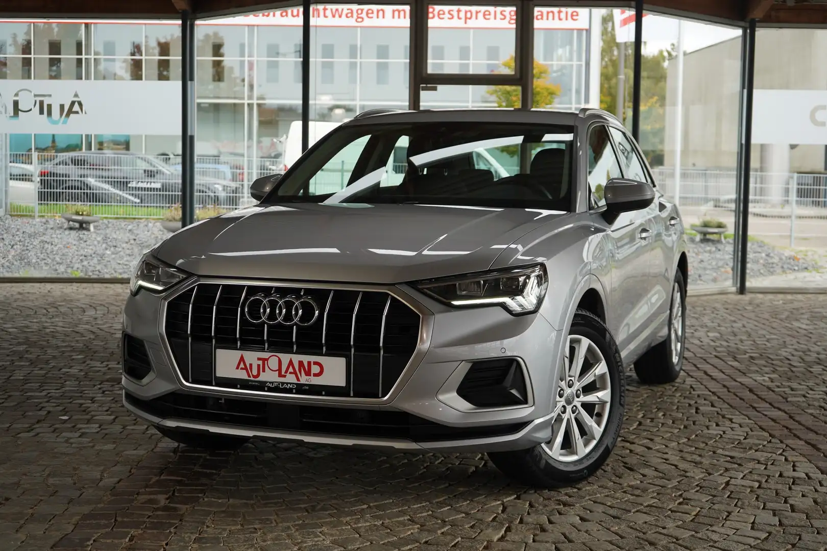 Audi Q3 35 1.5 TFSI advanced LED Navi Sitzheizung AHK Argent - 2