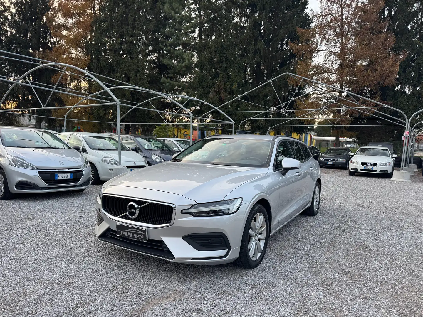Volvo V60 V60 2.0 b4 Momentum Business auto Argento - 1