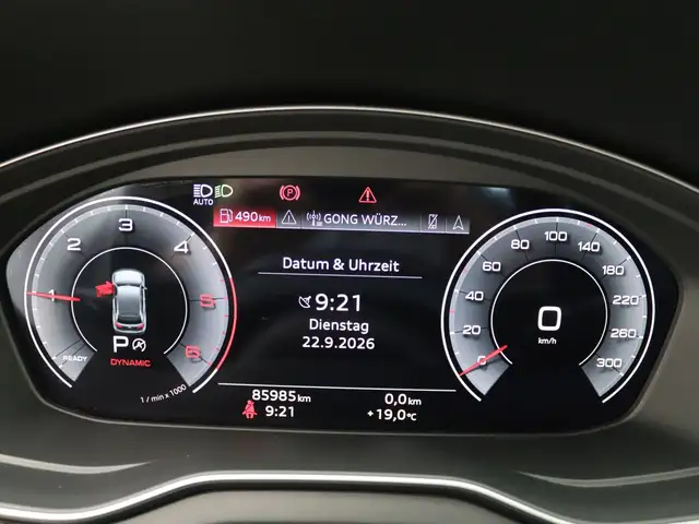 Audi Q5 view 12