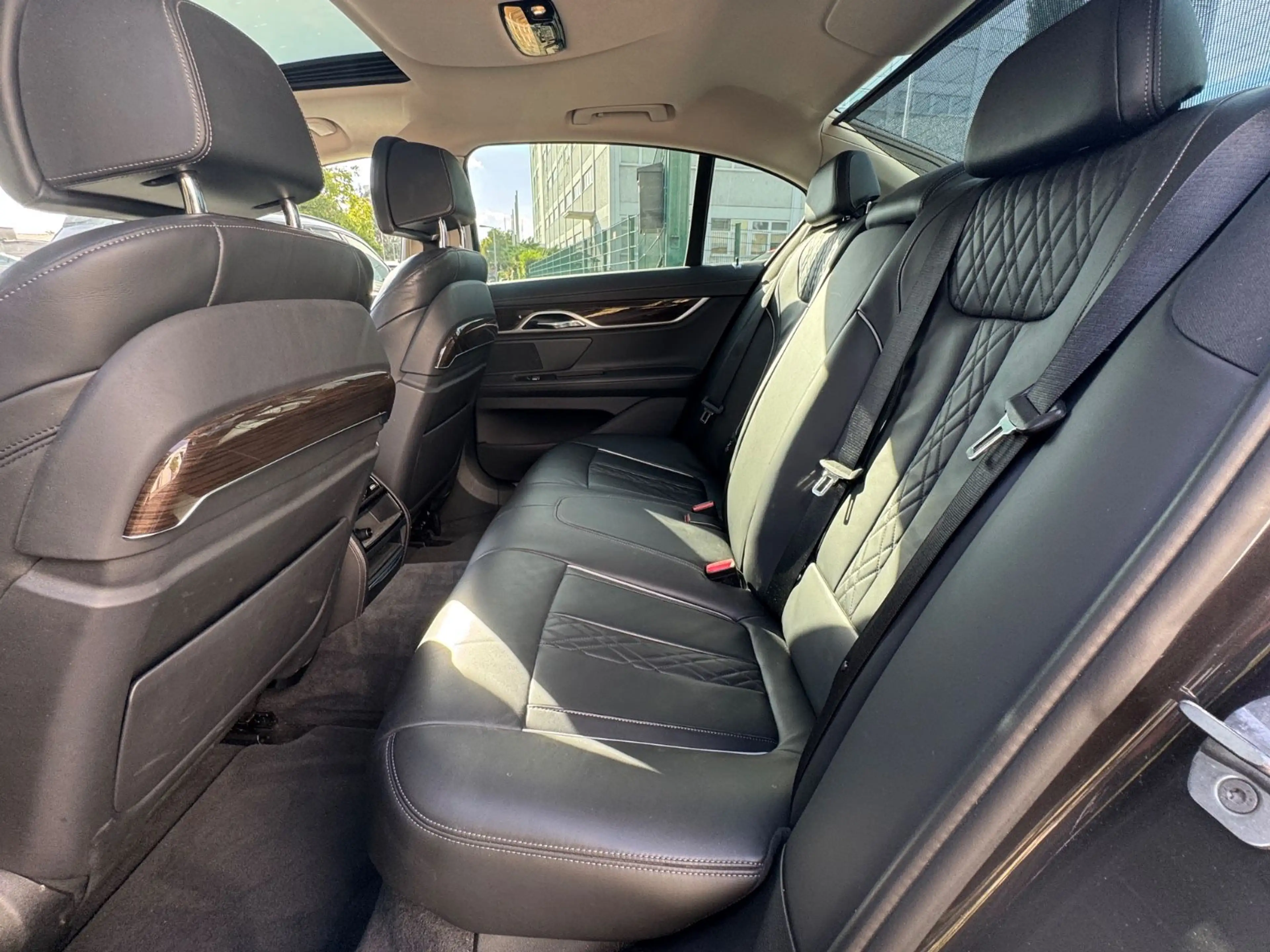 BMW 750 i xDrive SPORT / MASSAGE / KAMERA / LEDER — photo 11