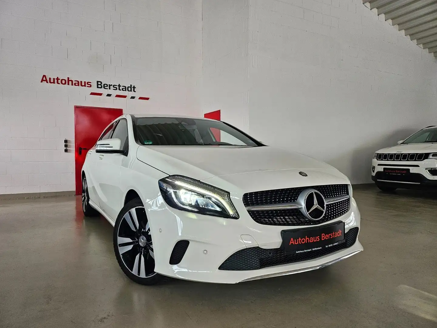 Mercedes-Benz A 180 Urban*Navigation*Kamera*Leder*LED*PDC Weiß - 1