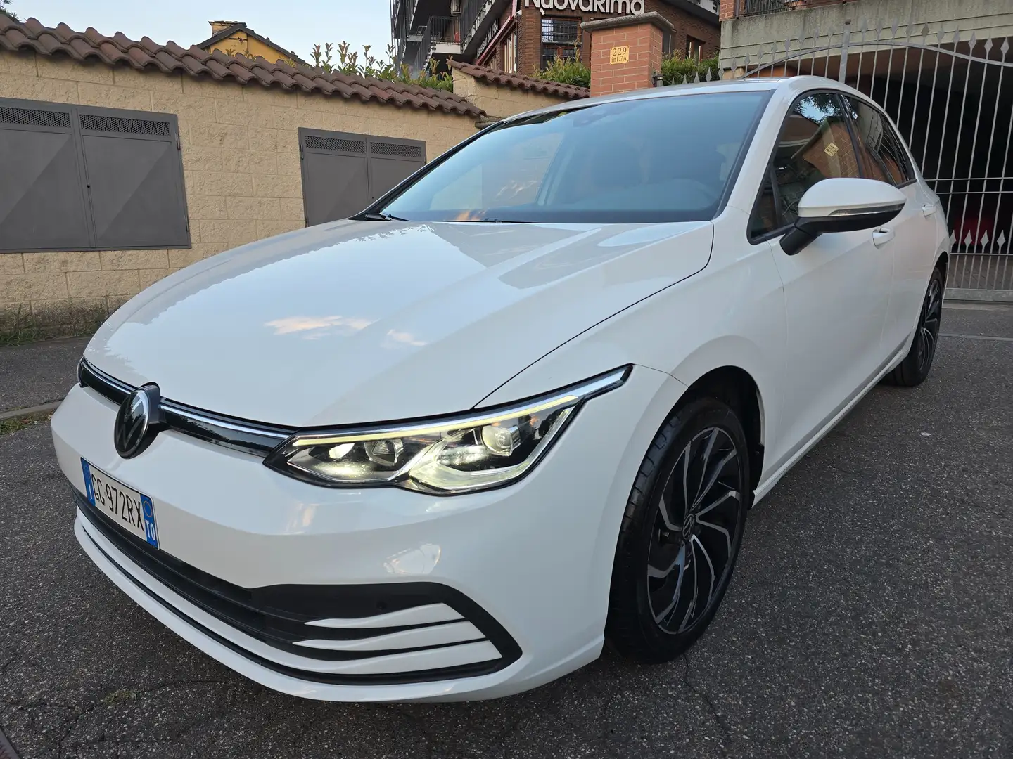Volkswagen Golf VIII 1.0etsi Evo Life 110cv dsg Bianco - 1