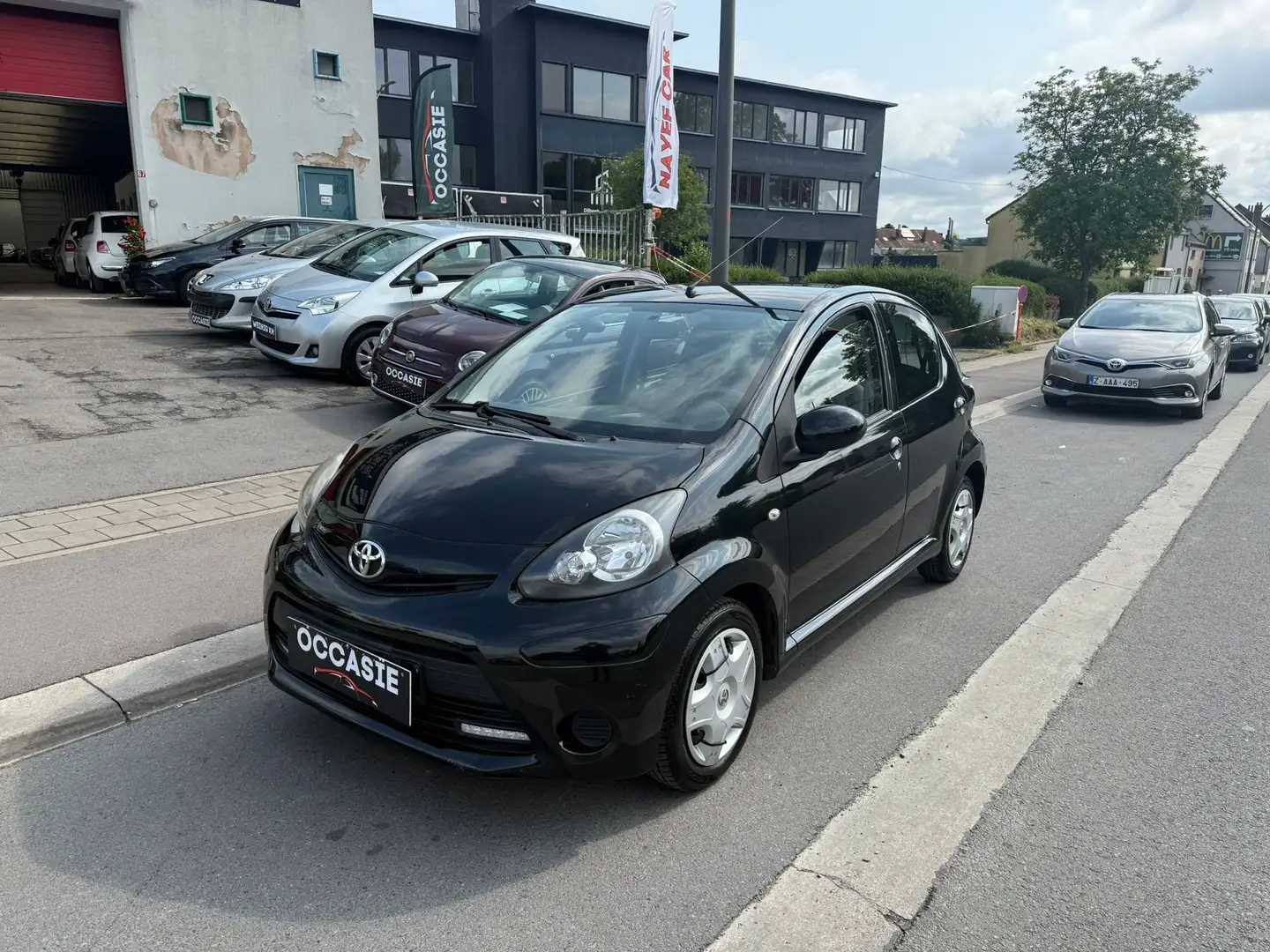 Toyota Aygo 1.0i VVT-i Plus**12M GARANTIE**CARNET COMPLET** Zwart - 1