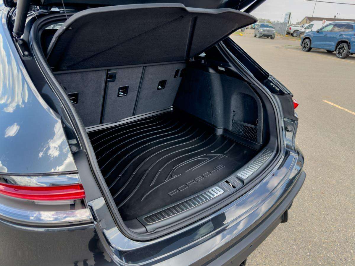 2023 Porsche Macan MACAN thumb 12