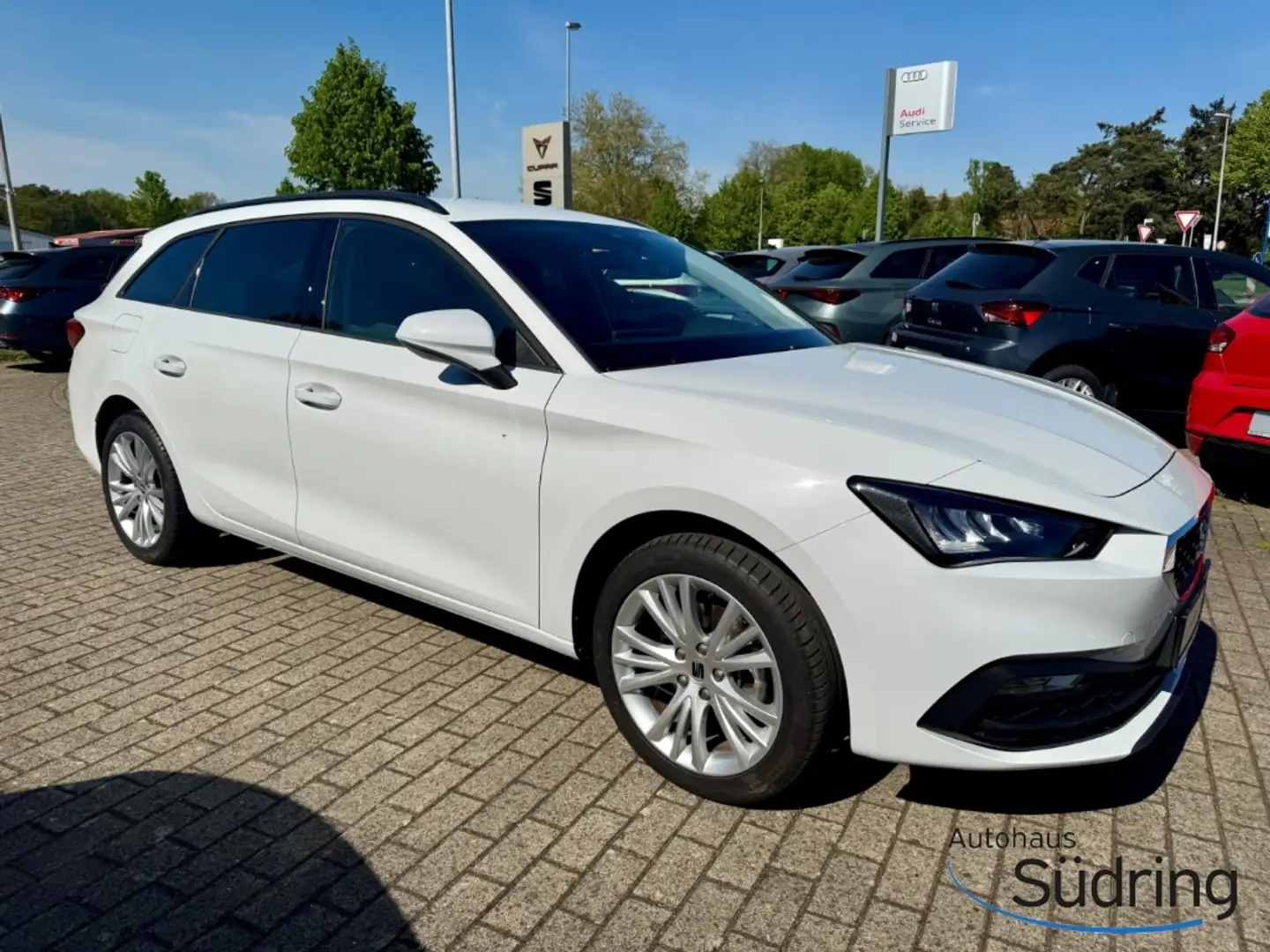 SEAT Leon Sportstourer 1,0 eTSI Style DSG Full Link Weiß - 2