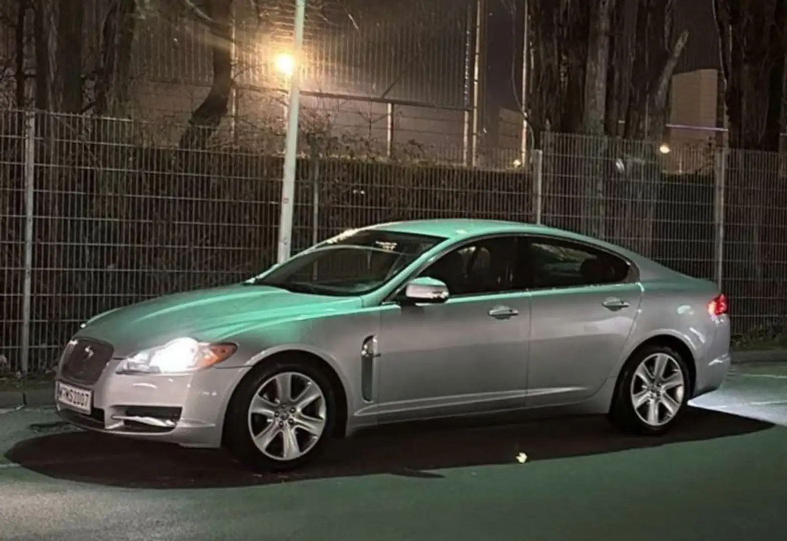 Jaguar XF XF 2,7 V6 Diesel Luxury Luxury Srebrny - 1