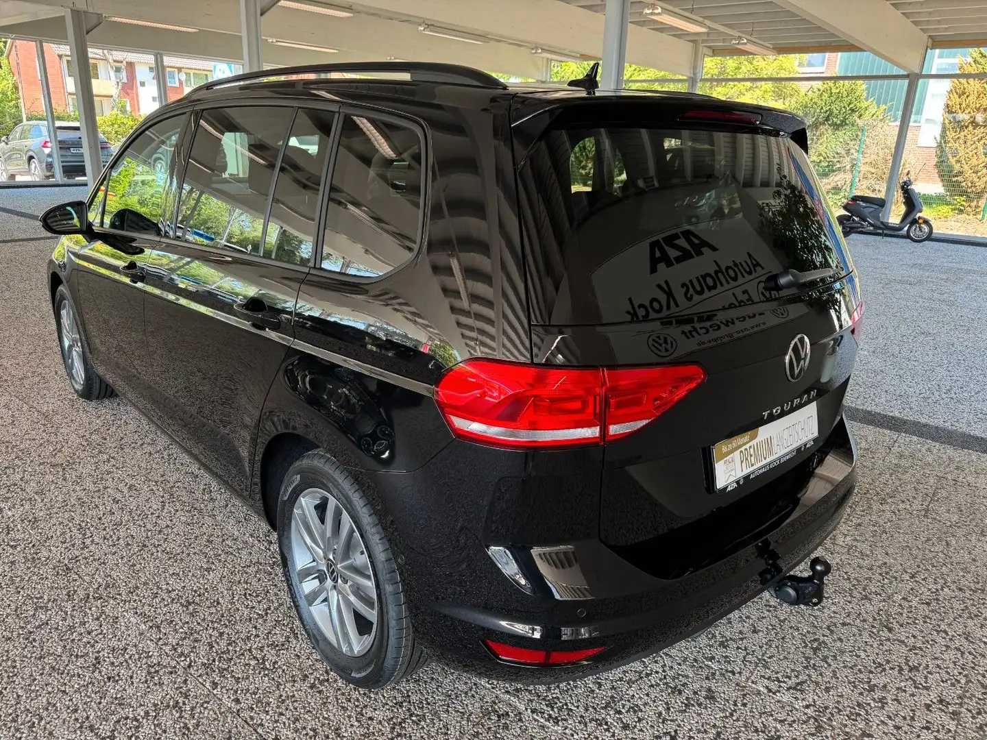 Volkswagen Touran Comfortline 1.5 TSI DSG*AHK*ACC*LED*APP Negro - 2