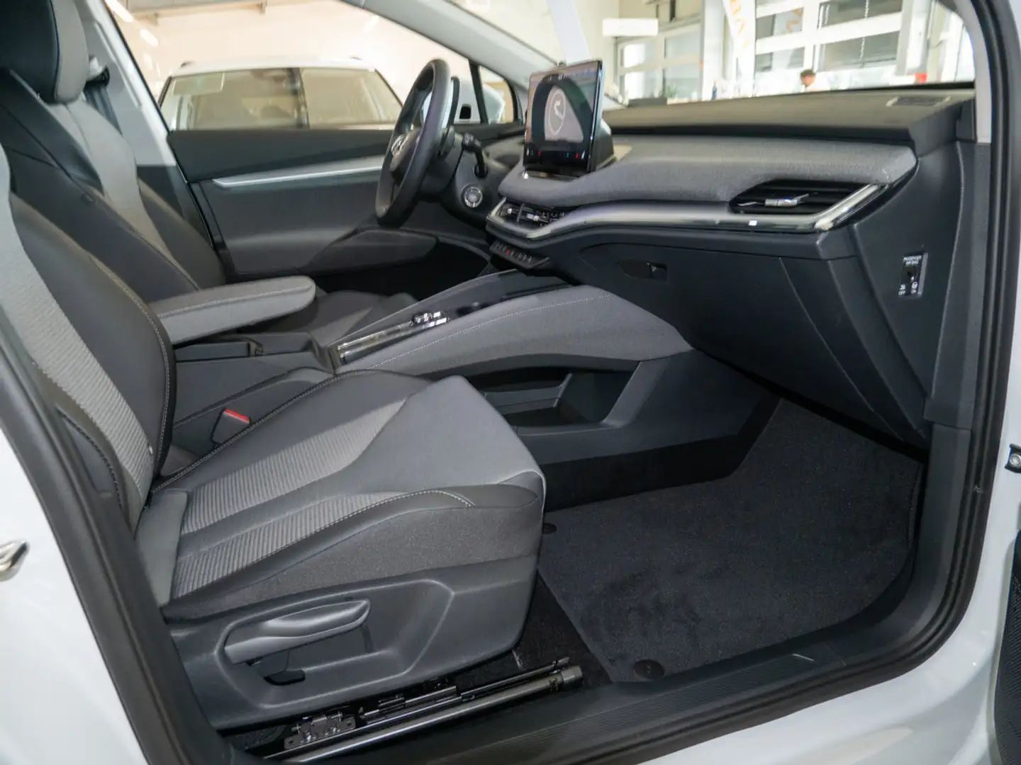 Skoda Enyaq IV 60 Design Selection Loft SHZ LED ACC Weiß - 2