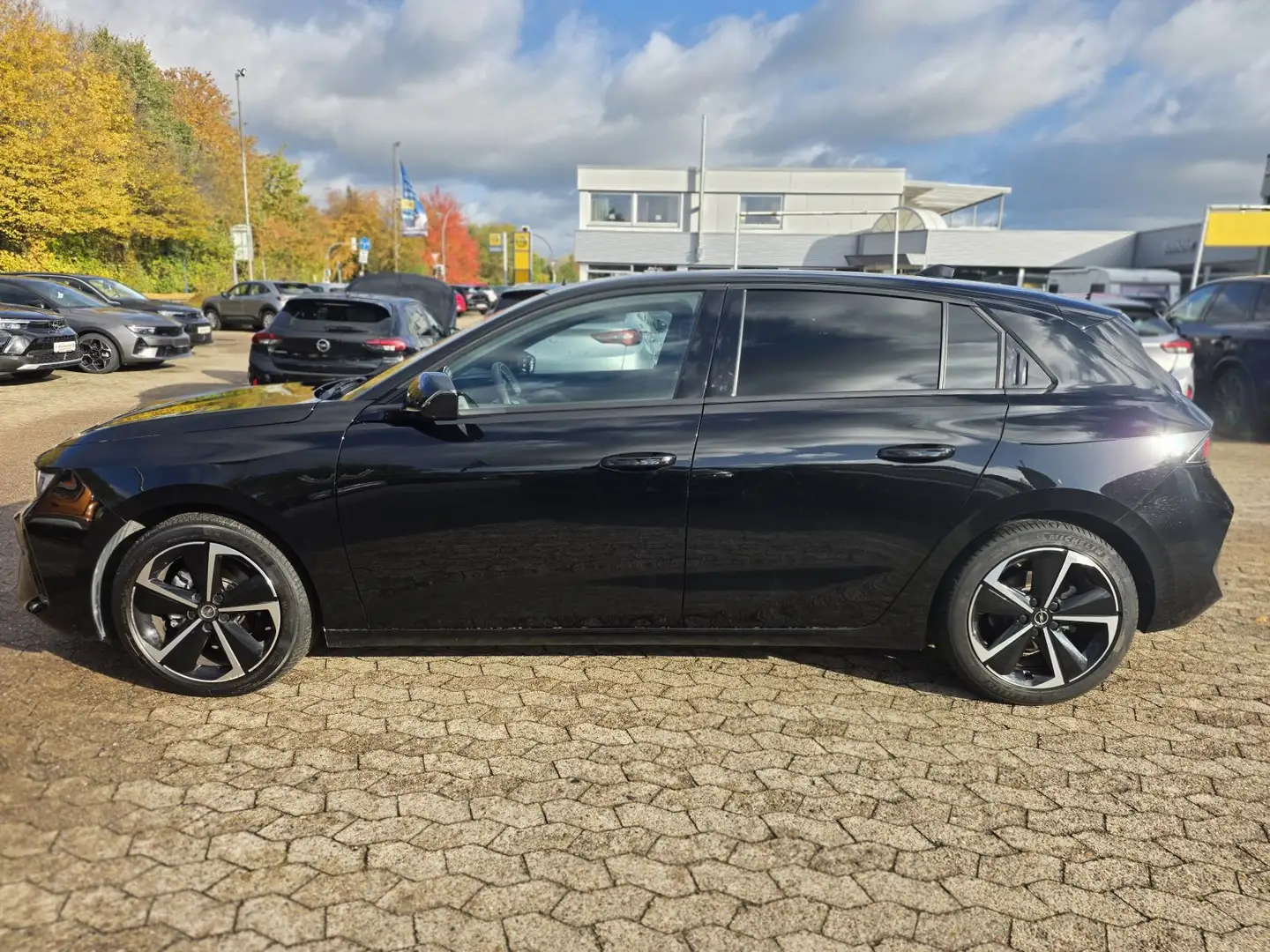 Opel Astra GS AT/NAVI/SHZ+LHZ/PDC vo+hi+360/ACC Schwarz - 2