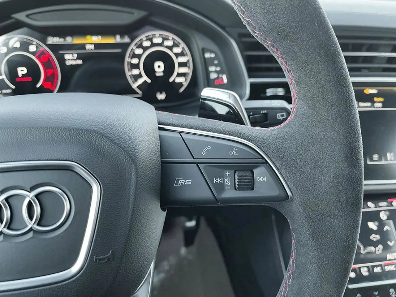 Audi RS Q8 снимка Audi RS Q8