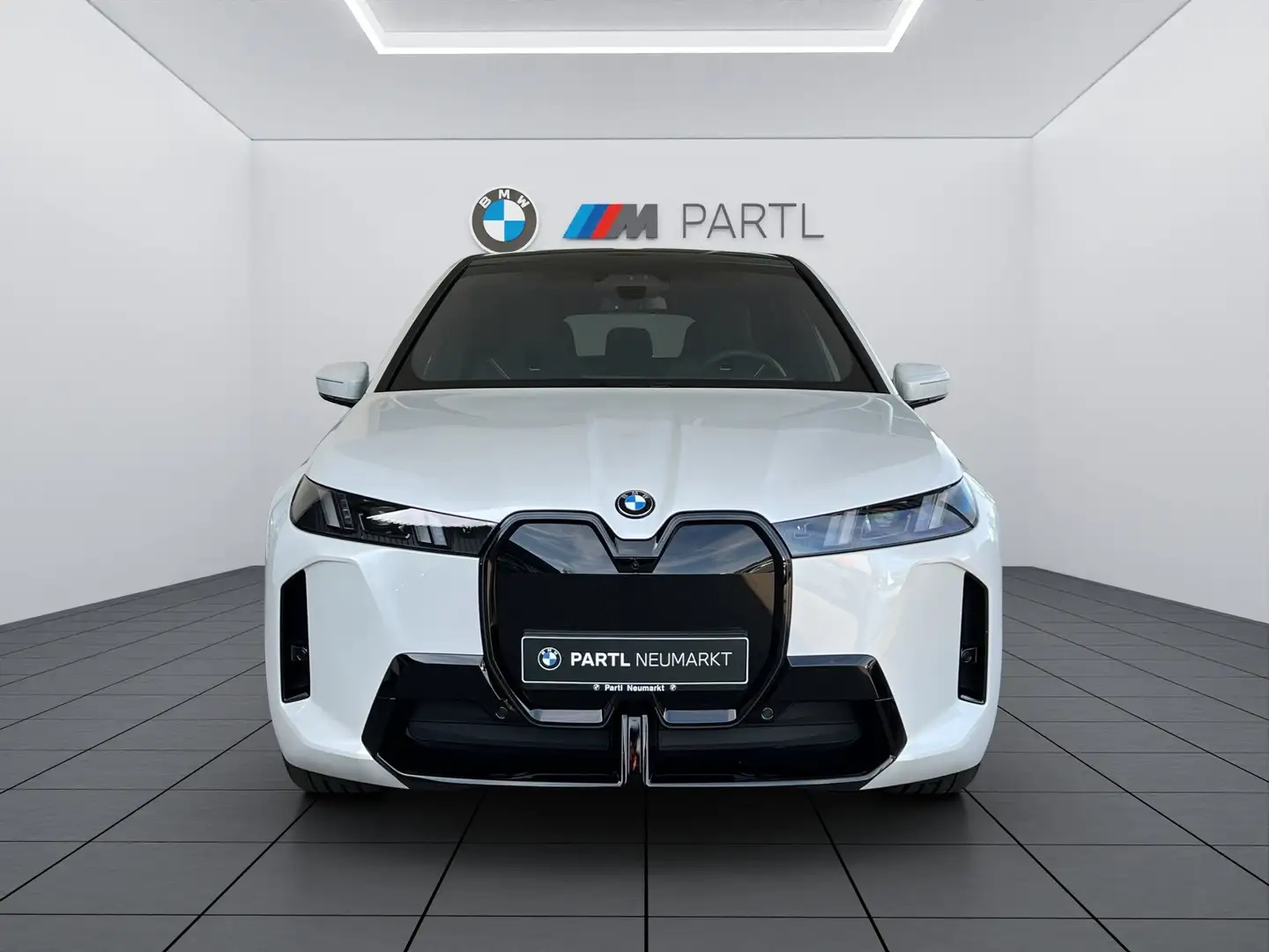 BMW iX xDrive45 M-Sport Pro PANO AHK DA-Prof. adapLED Blanco - 2