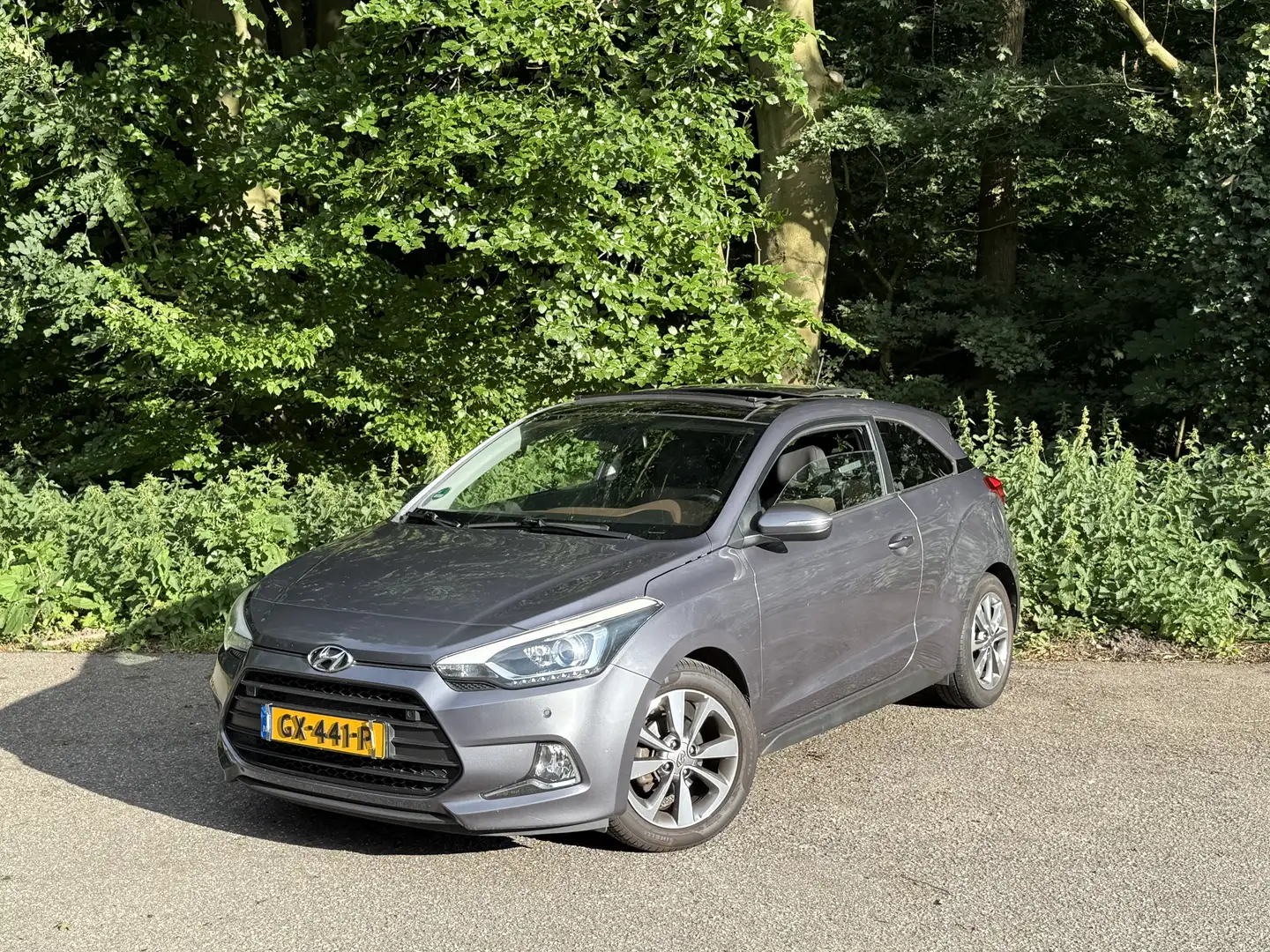 Hyundai i20 1.2 HP i-Motion Prem - 3Dr - Vol opties - NAP KM! Grijs - 1
