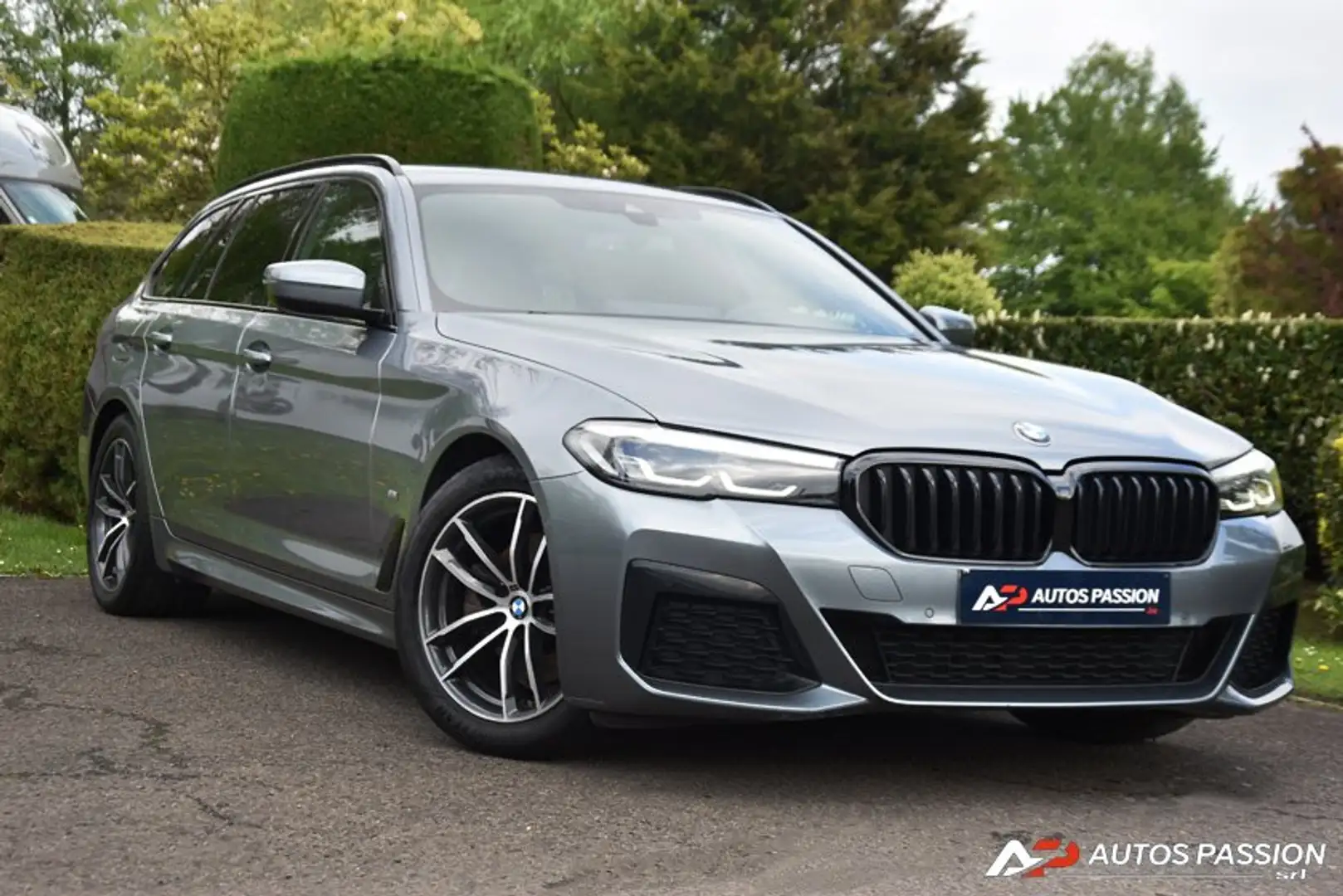BMW 518 Touring dA Pack-M Full LED | Shadow Line | Carplay Šedá - 1