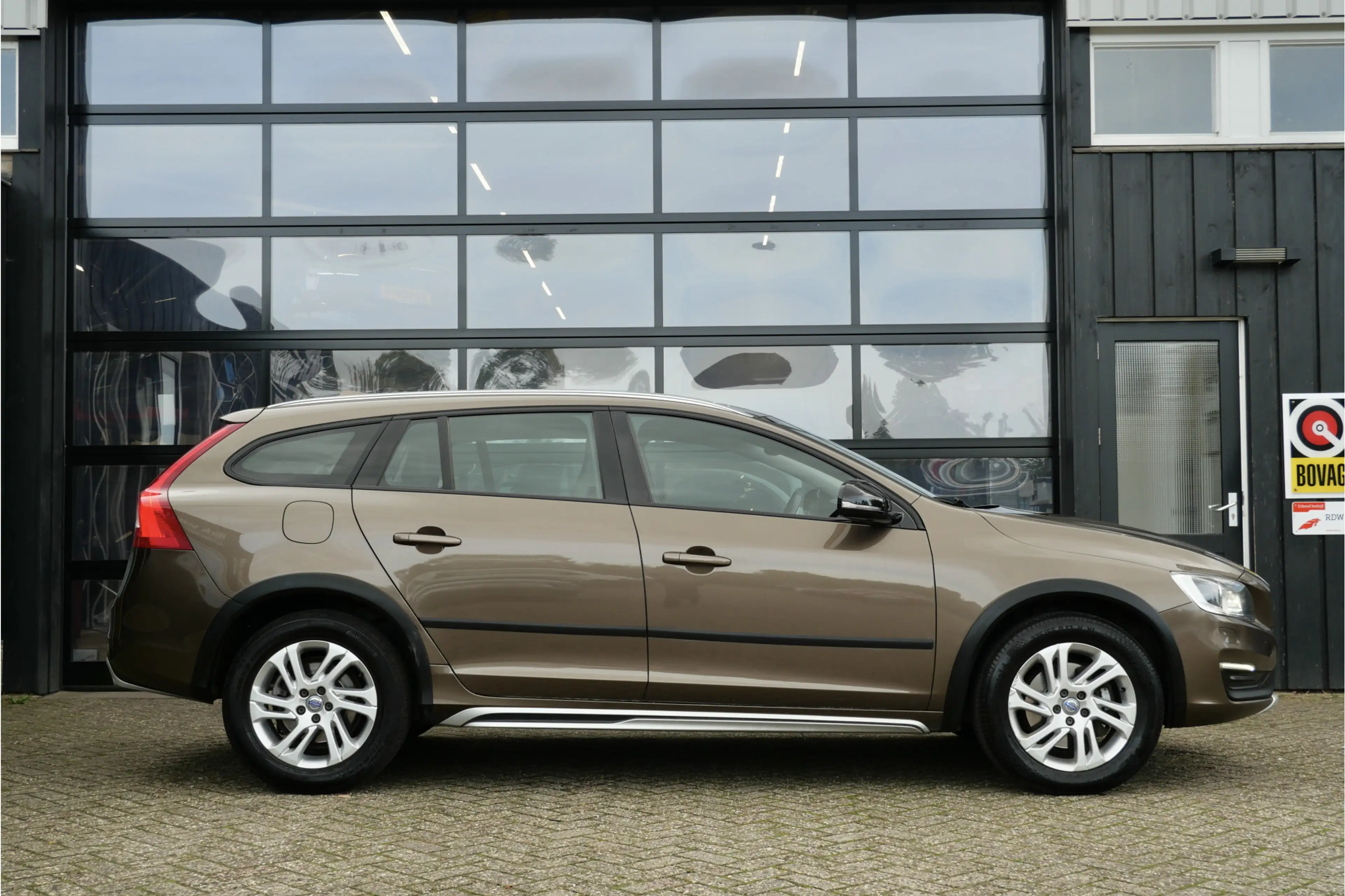 Volvo V60 Cross Country 2.0 D3 Nordic+ | NL-Auto | Leder | Camera | Cruise — photo 4
