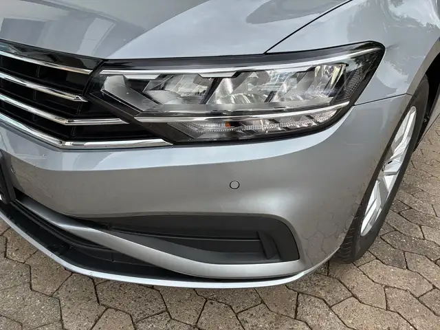 Volkswagen Passat view 3
