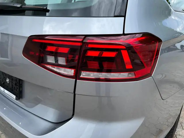 Volkswagen Passat view 4