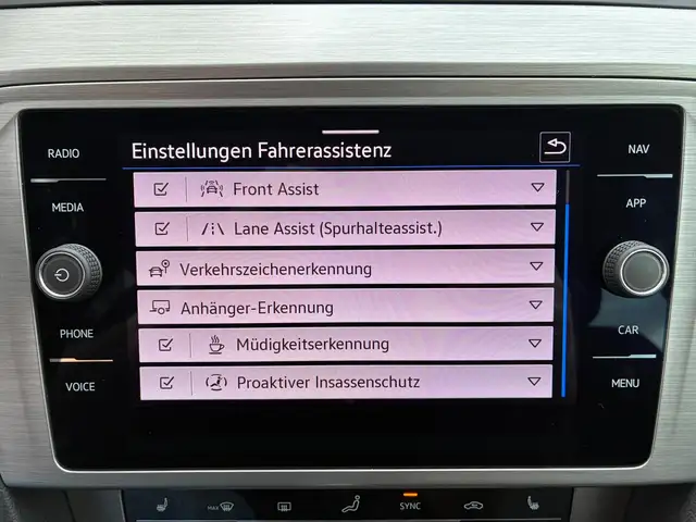 Volkswagen Passat view 13