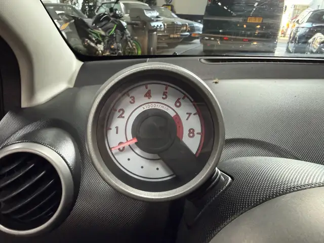 Peugeot 107 view 12