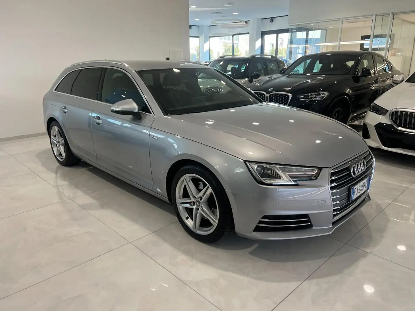 Audi A4 Avant 2.0 TDI 150 CV S tronic S line edition Argento - 2