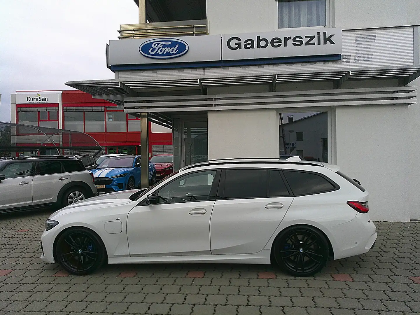 BMW 330 e PHEV xDrive Touring Aut. M Paket Weiß - 2