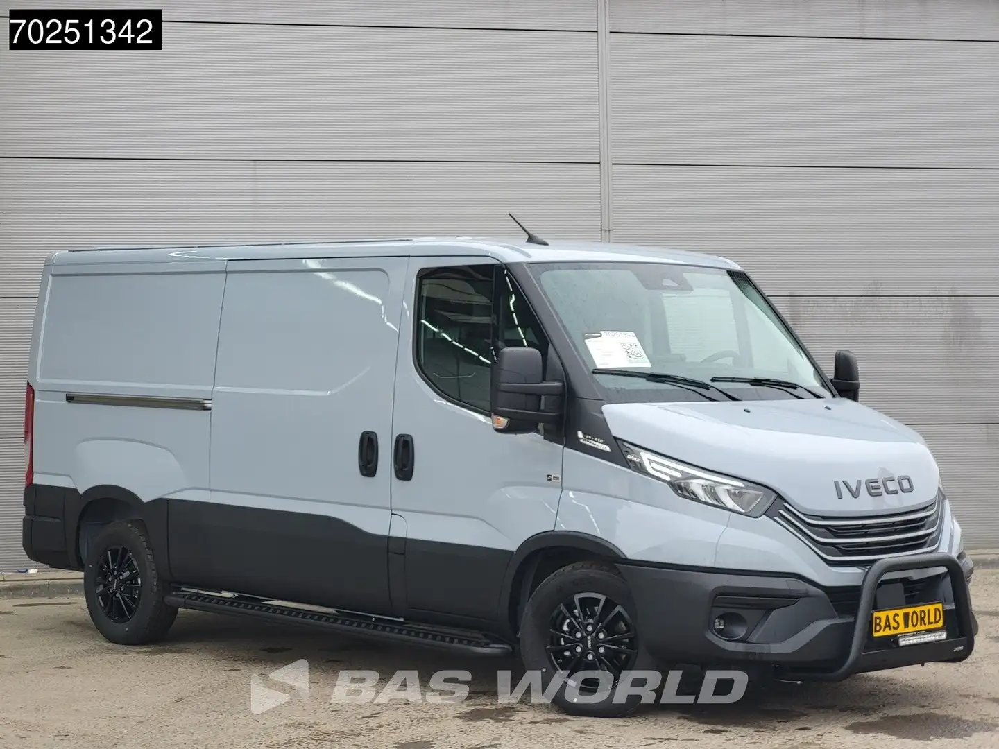 Iveco Daily 35S21 3.0L Black Edition Automaat L2H1 210PK Laag Grijs - 2