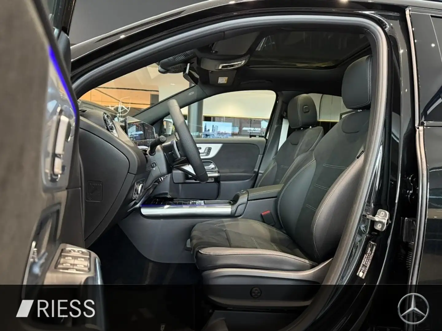 Mercedes-Benz GLA 250 e AMG+PANO+AHK+DISTR+MULTIBEAM+KEYL+MEM+ Schwarz - 2