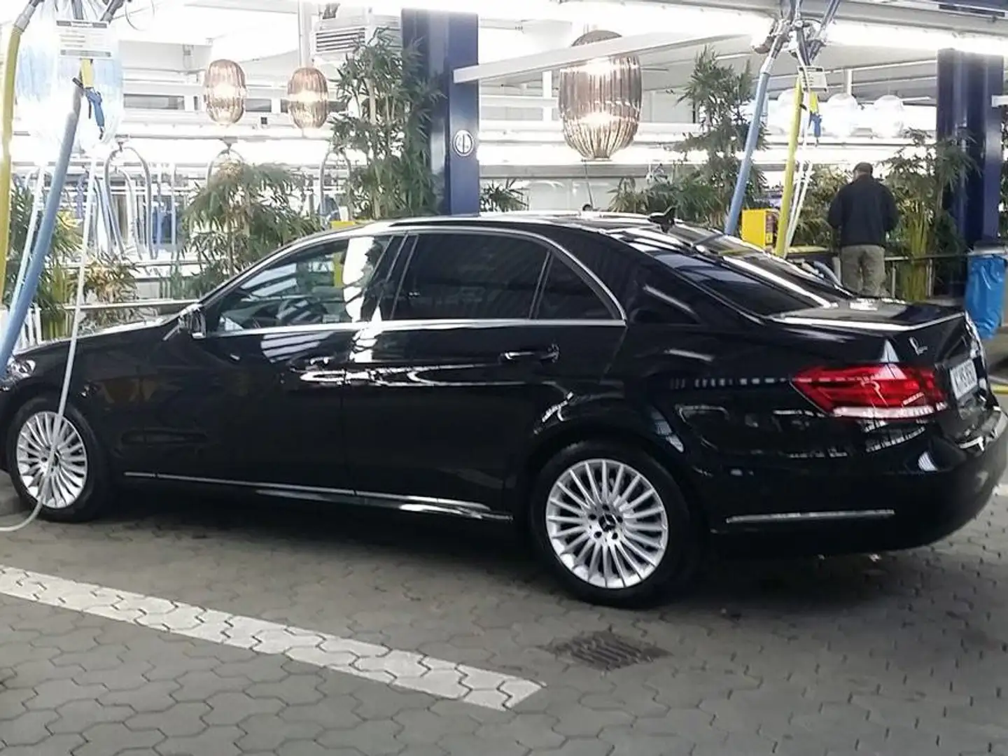 Mercedes-Benz E 200 E 200 NGT BlueEFFICIENCY Automatik Elegance Schwarz - 2