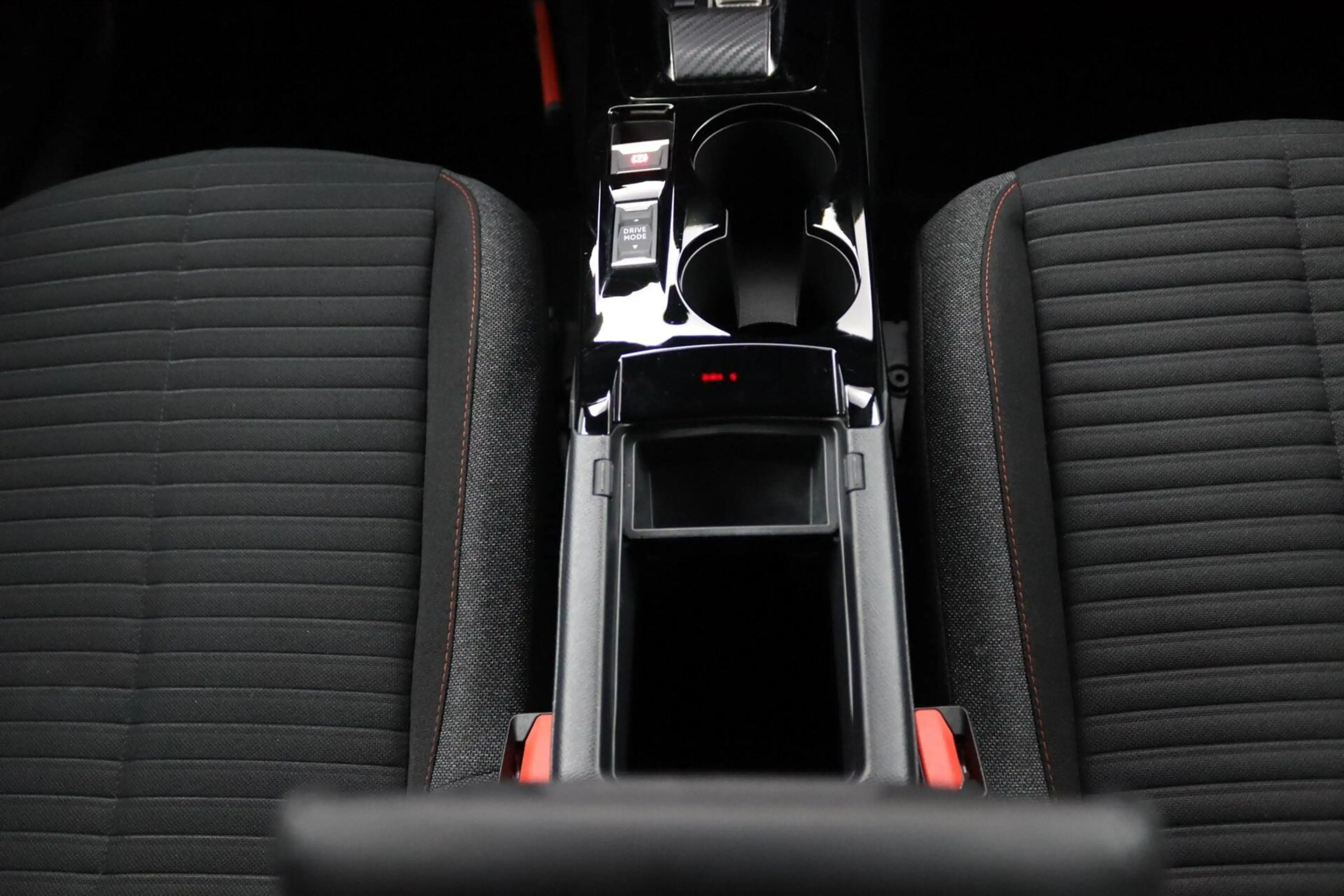 Peugeot e-2008 EV Active Pack 50 kWh | Stoelverwarming | — photo 24