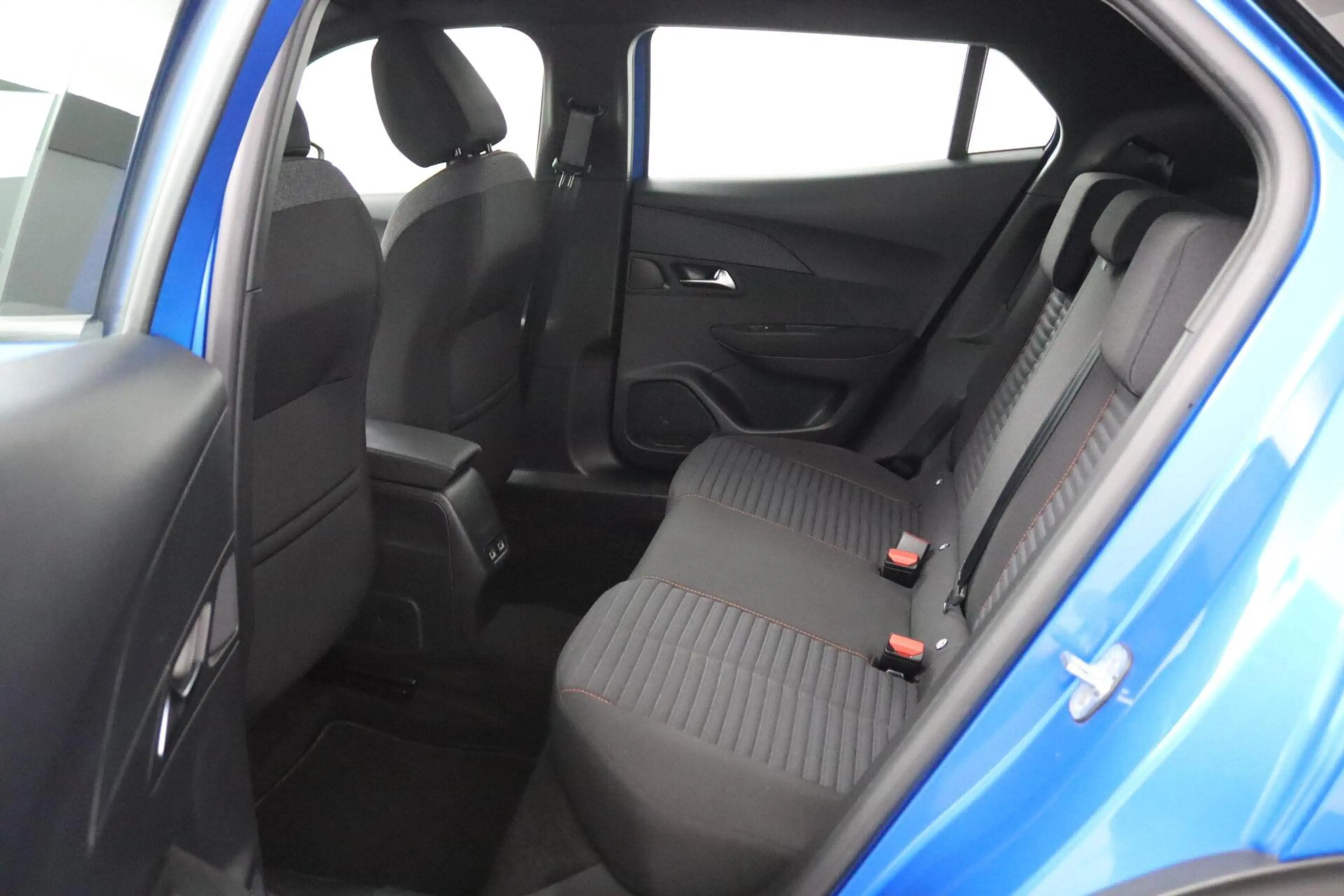 Peugeot e-2008 EV Active Pack 50 kWh | Stoelverwarming | — photo 6