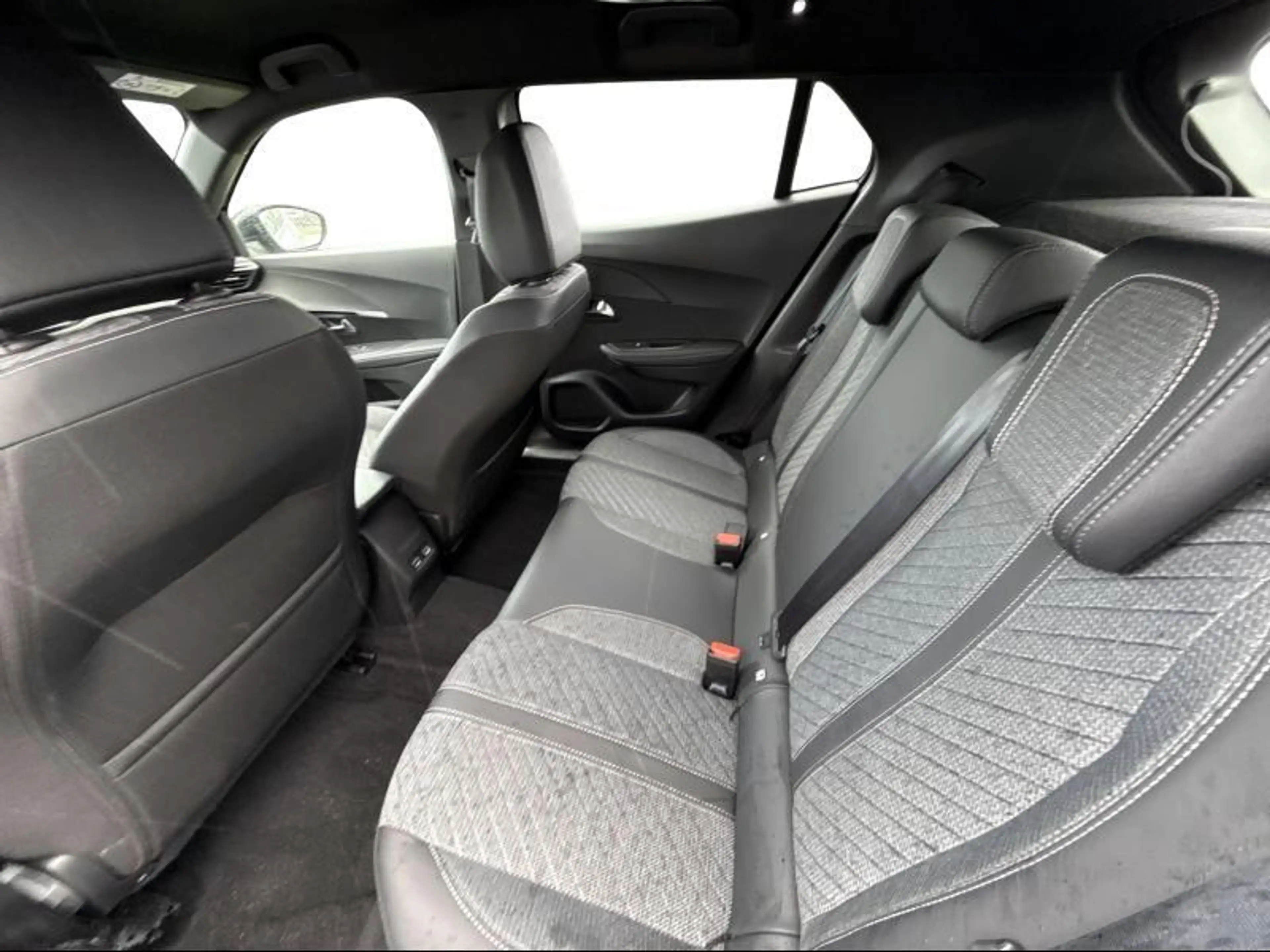 Peugeot 2008 Allure Hybrid 145 DSC6 — photo 12