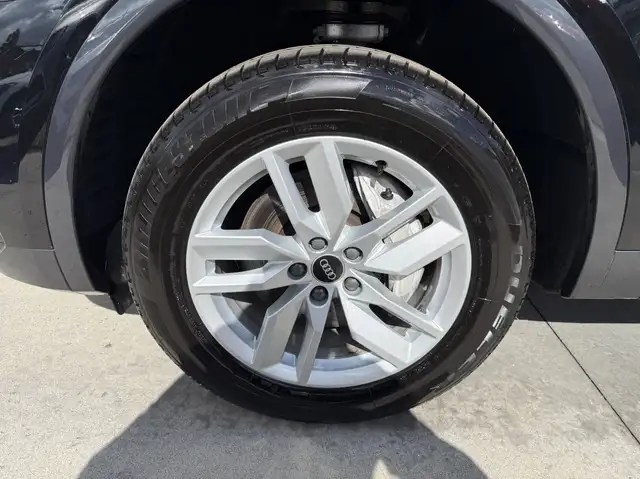 Audi Q5 view 11