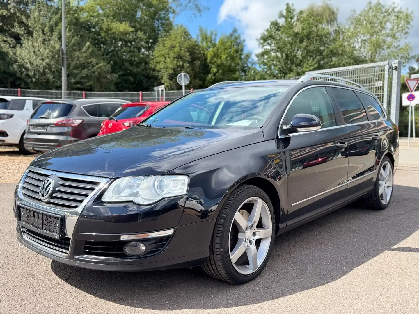 Volkswagen Passat Variant TÜV neu+Navi+Kamera+AHK+SHZ Schwarz - 1