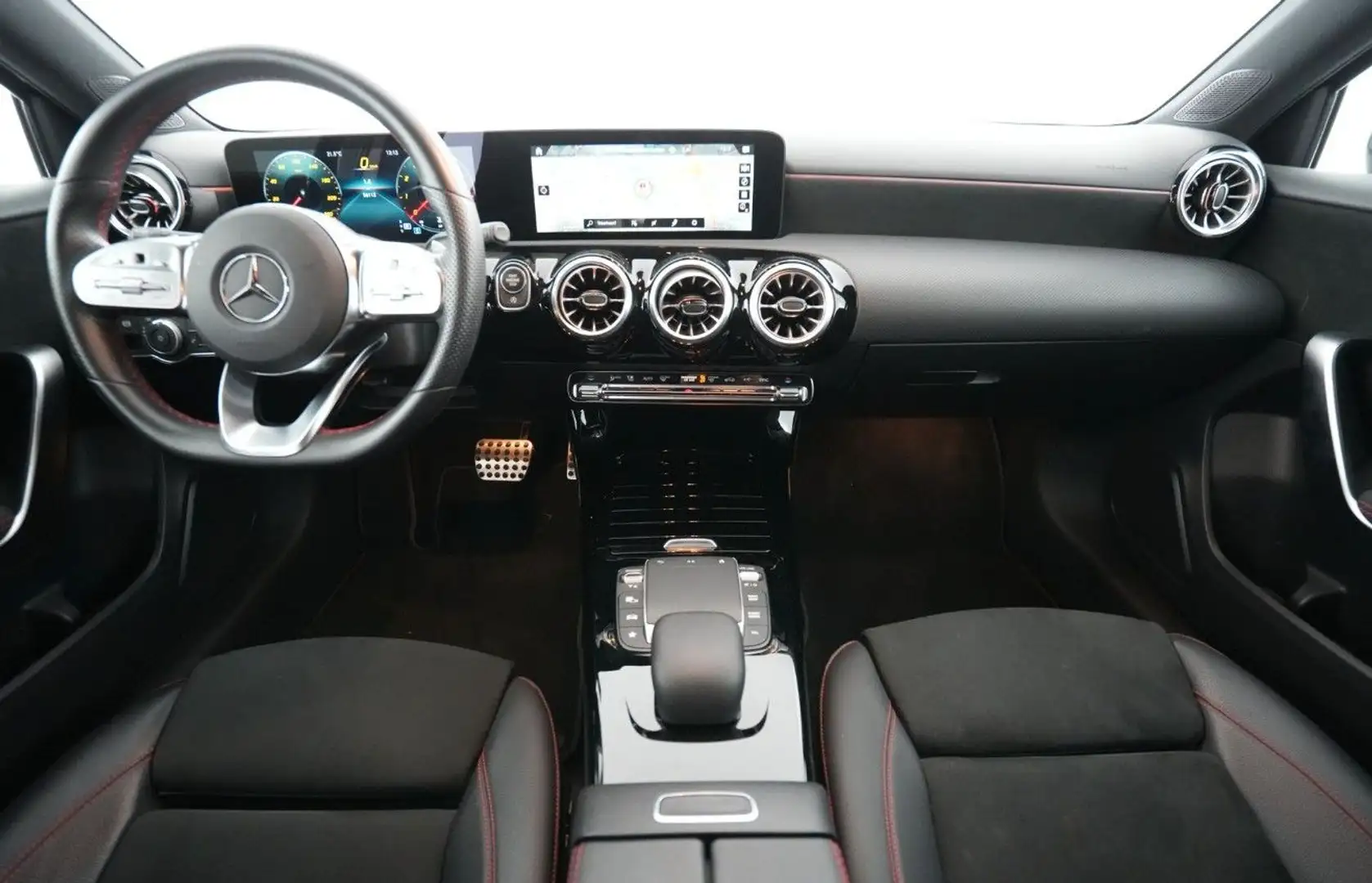 Mercedes-Benz A 180 AMG NIGHT WIDES. AMBI LED KAM MBUX DAB Gold - 2