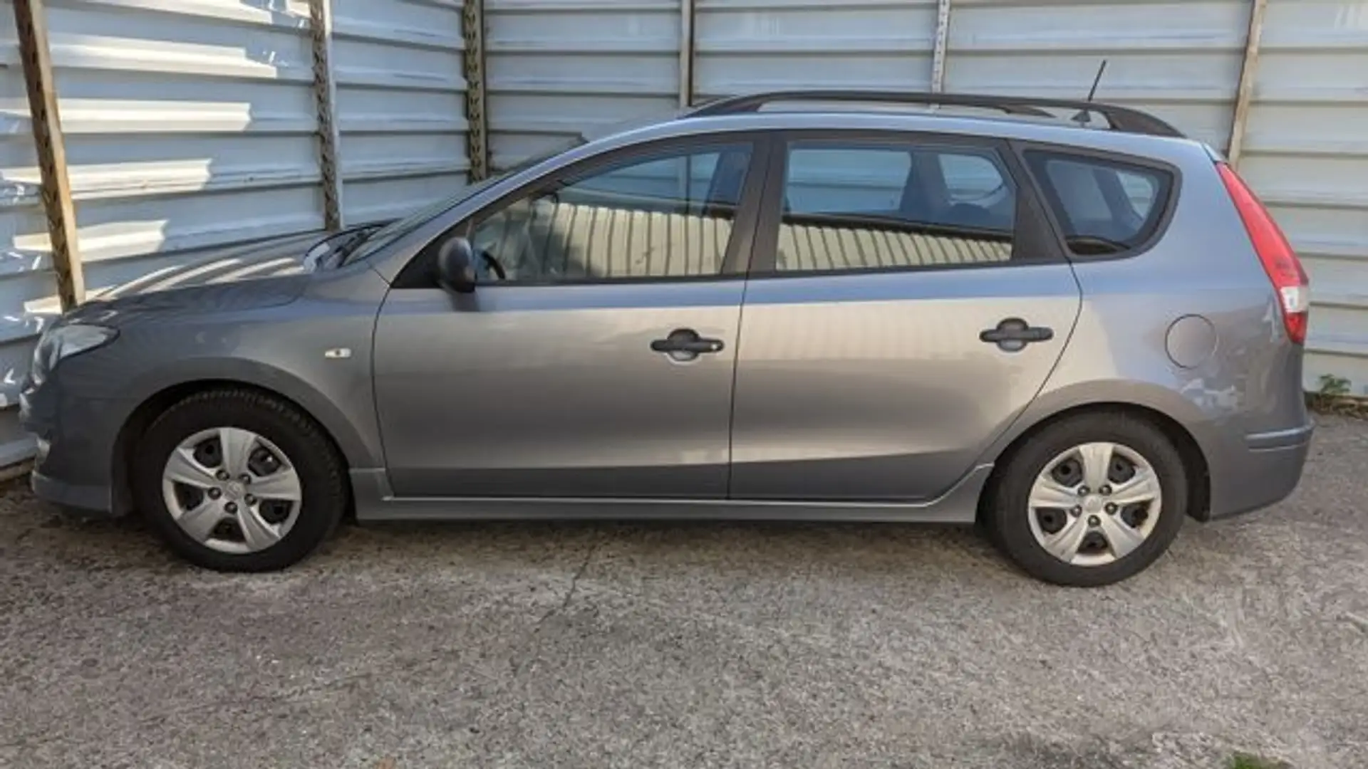 Hyundai i30 cw 1.6 CRDi*1 Hand*AHK*Tüv:09/2026* Grau - 2