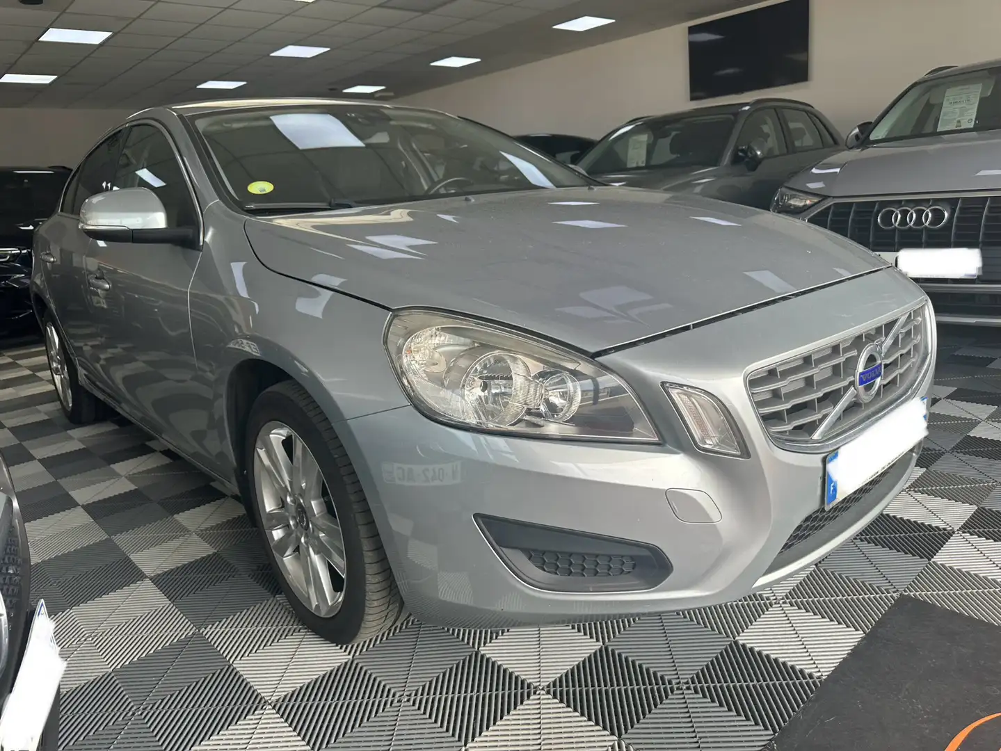 Volvo S60 R-Design Gris - 2